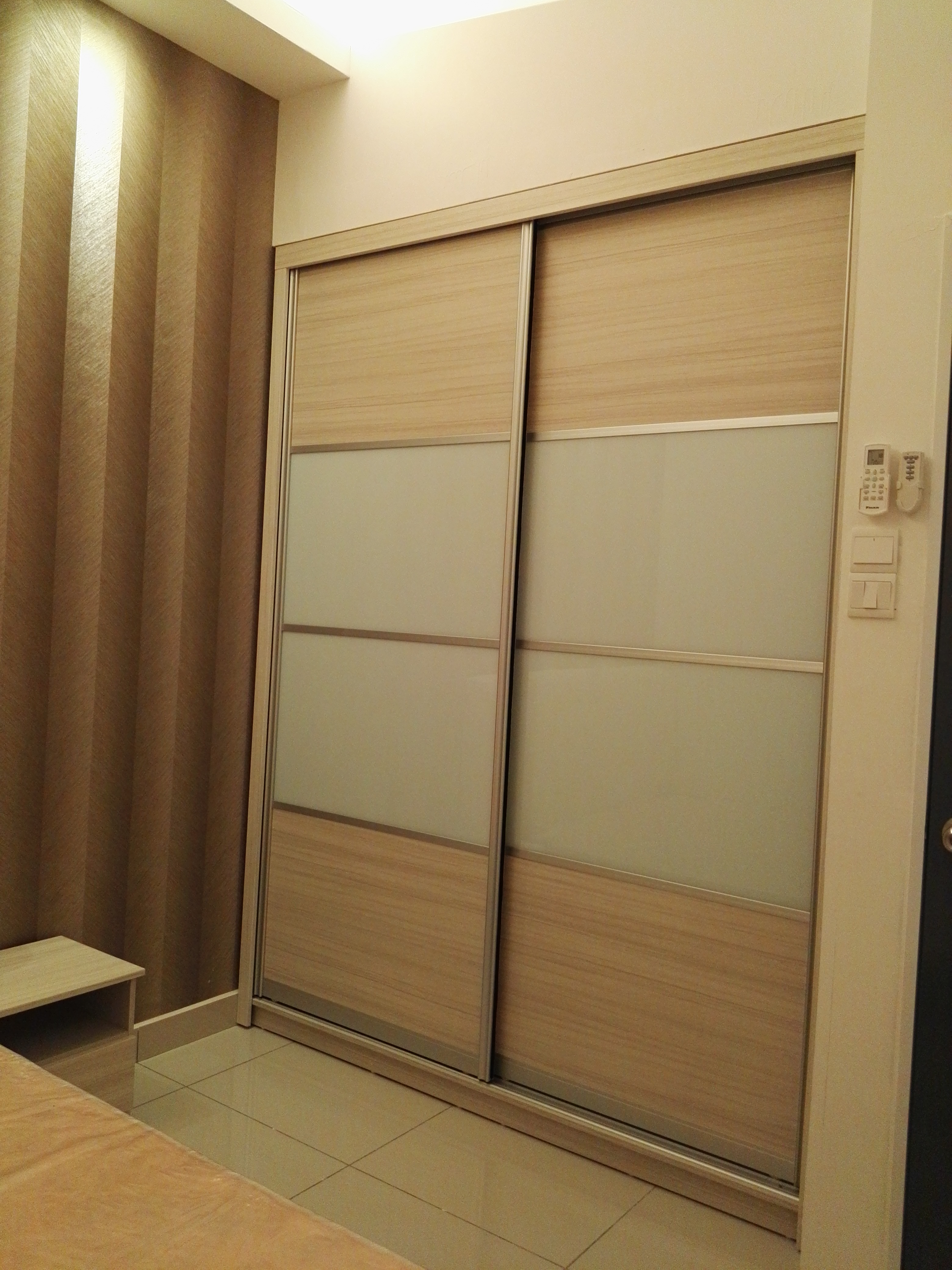 Room Plus JHZ26R202 Private Room with Queen Bed