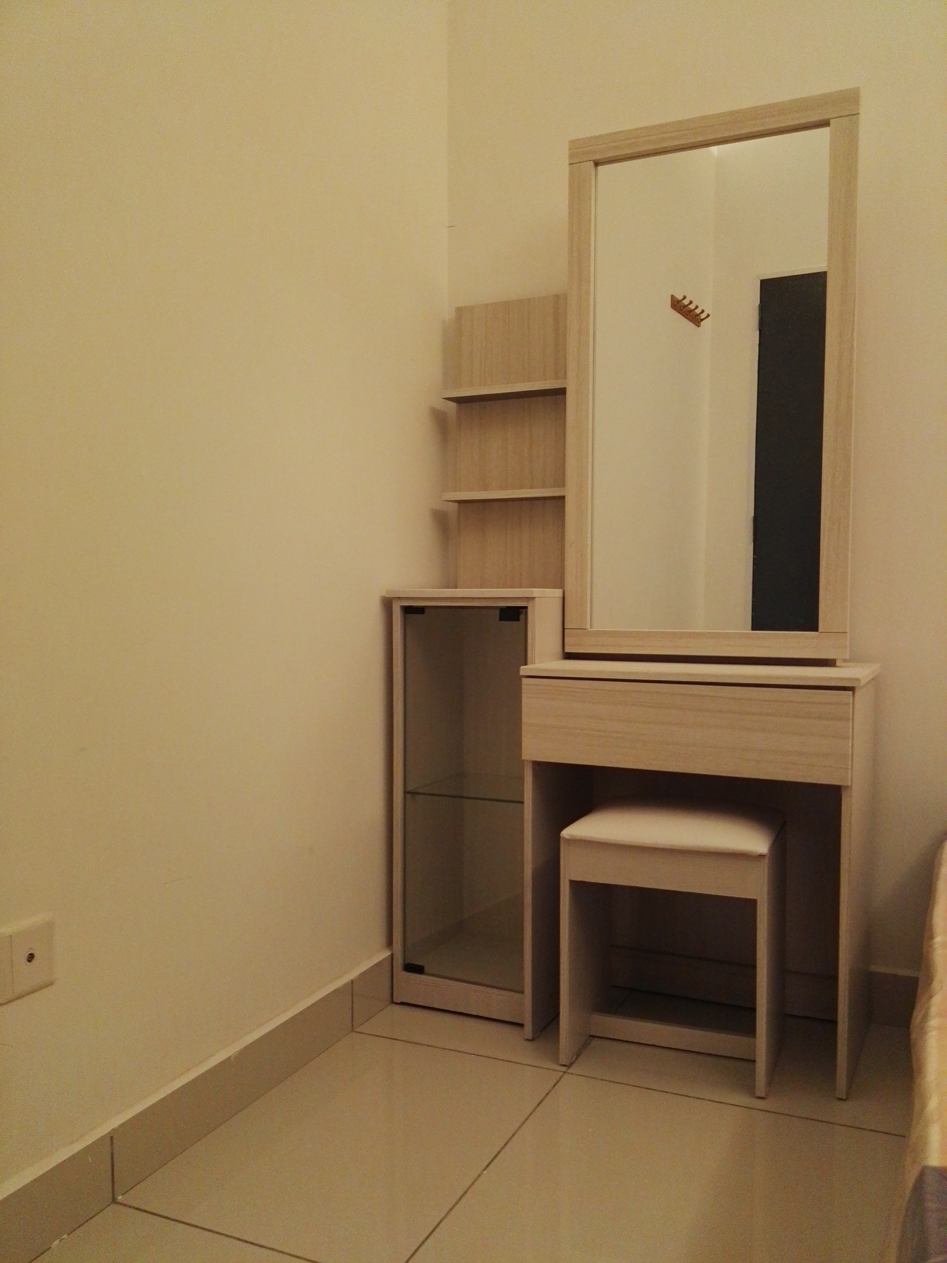 Room Plus JHZ26R202 Private Room with Queen Bed