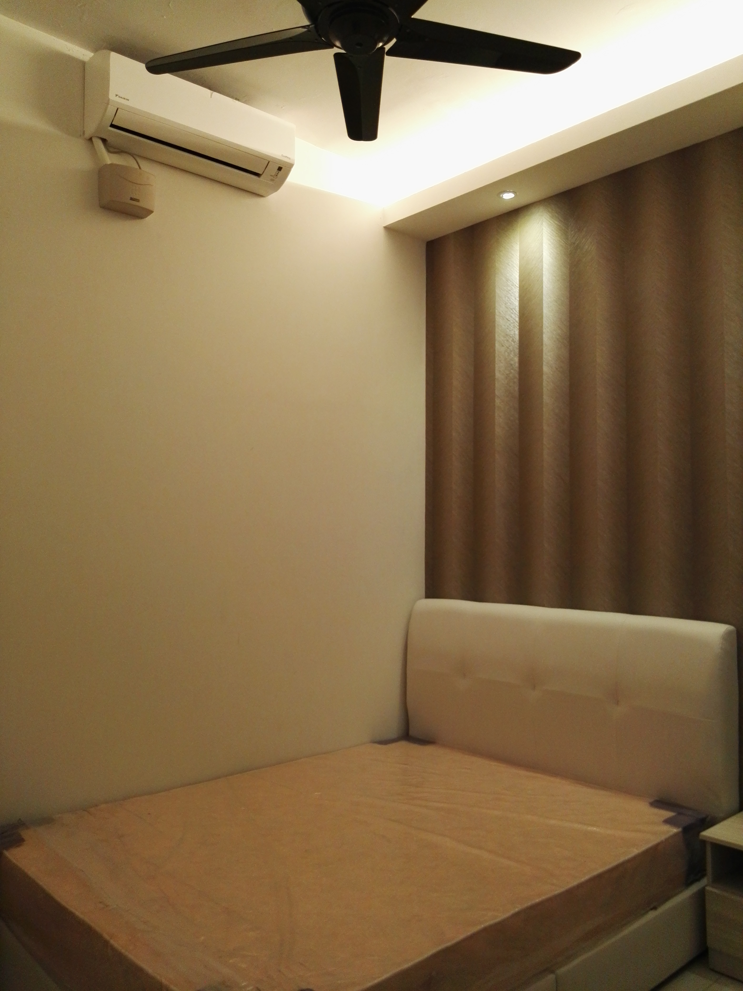 Room Plus JHZ26R202 Private Room with Queen Bed