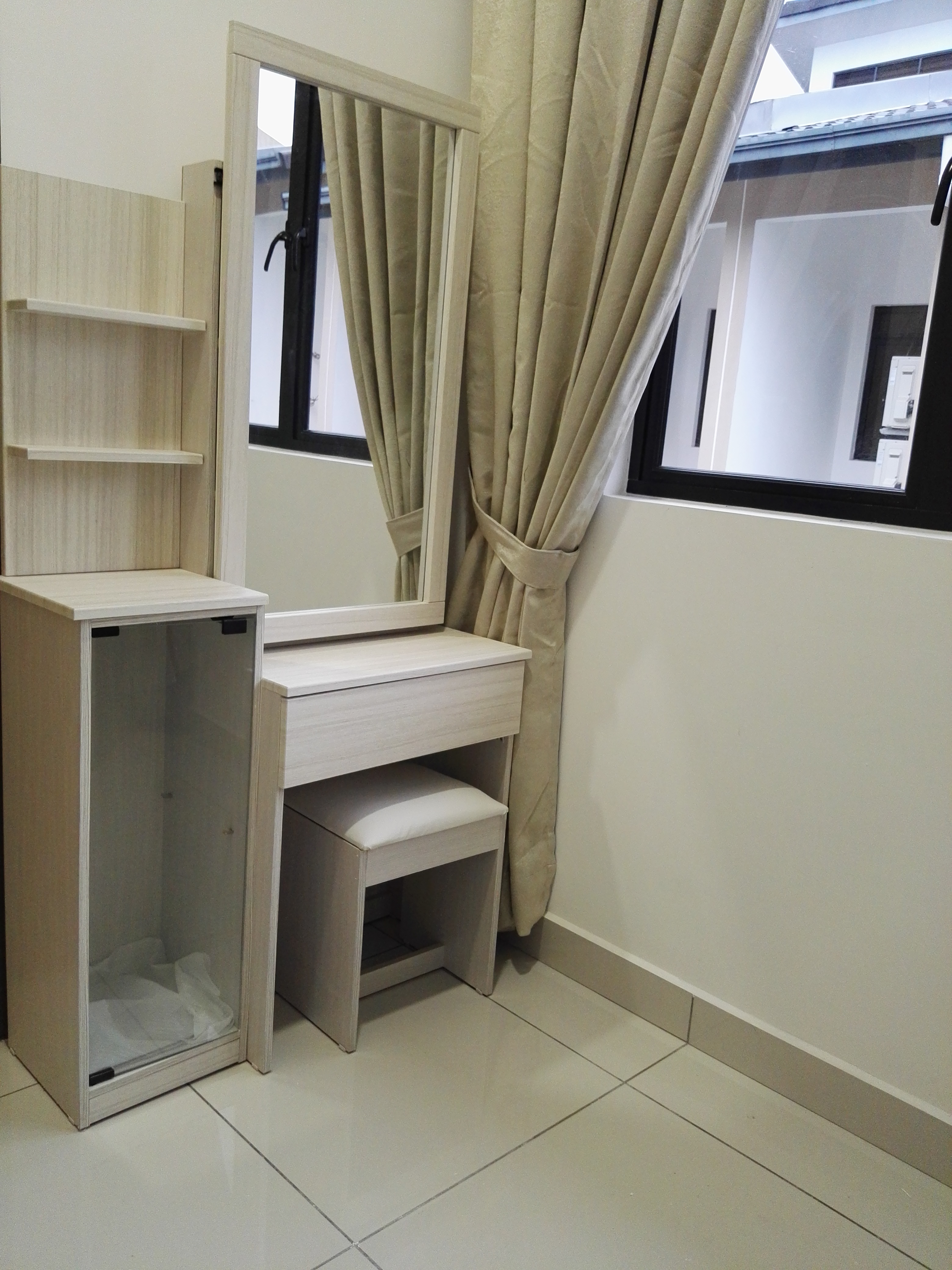 Room Plus JHZ26R204 Private Room with Queen Bed