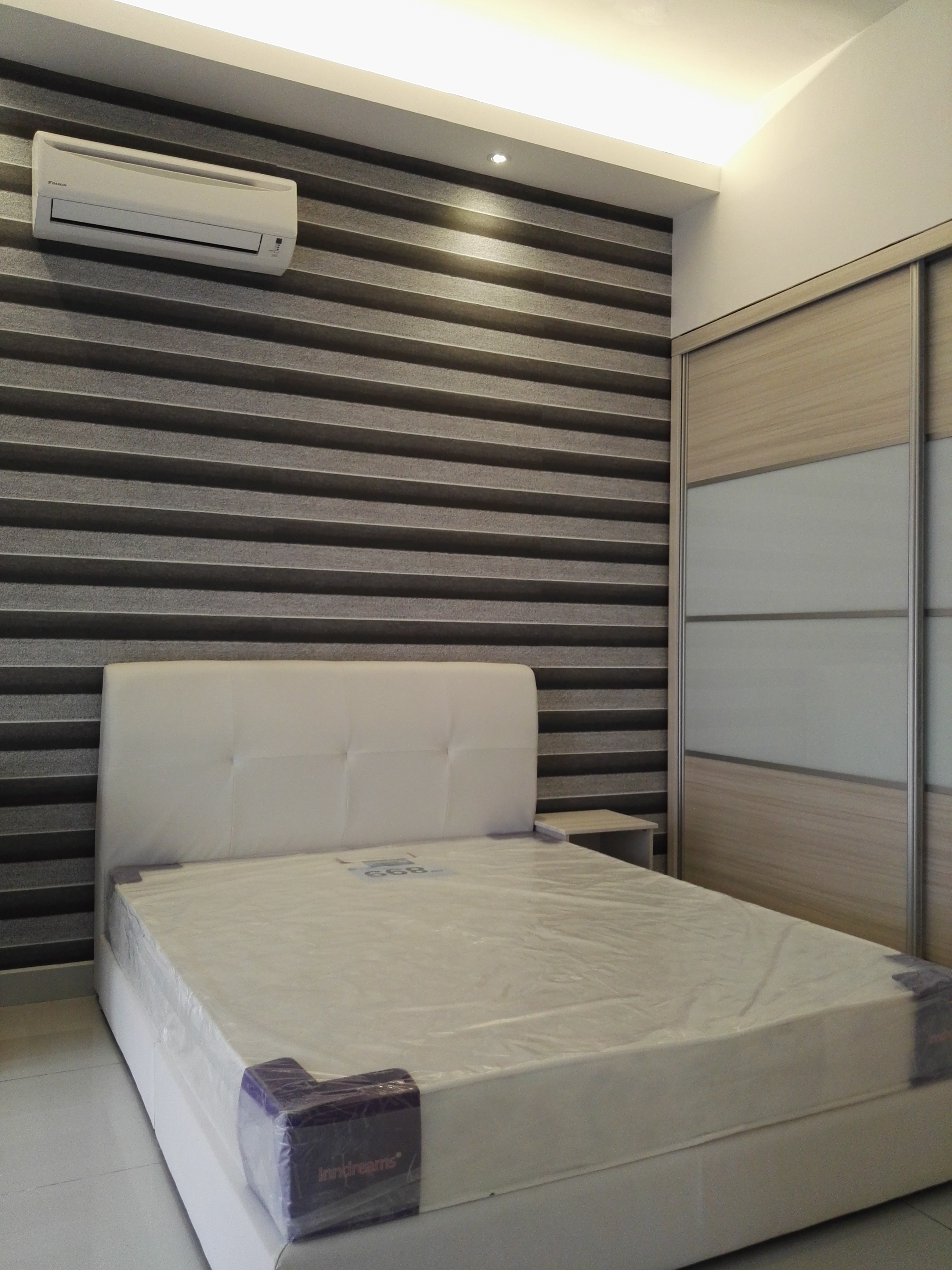 Room Plus JHZ30R101 Private Room with Queen Bed