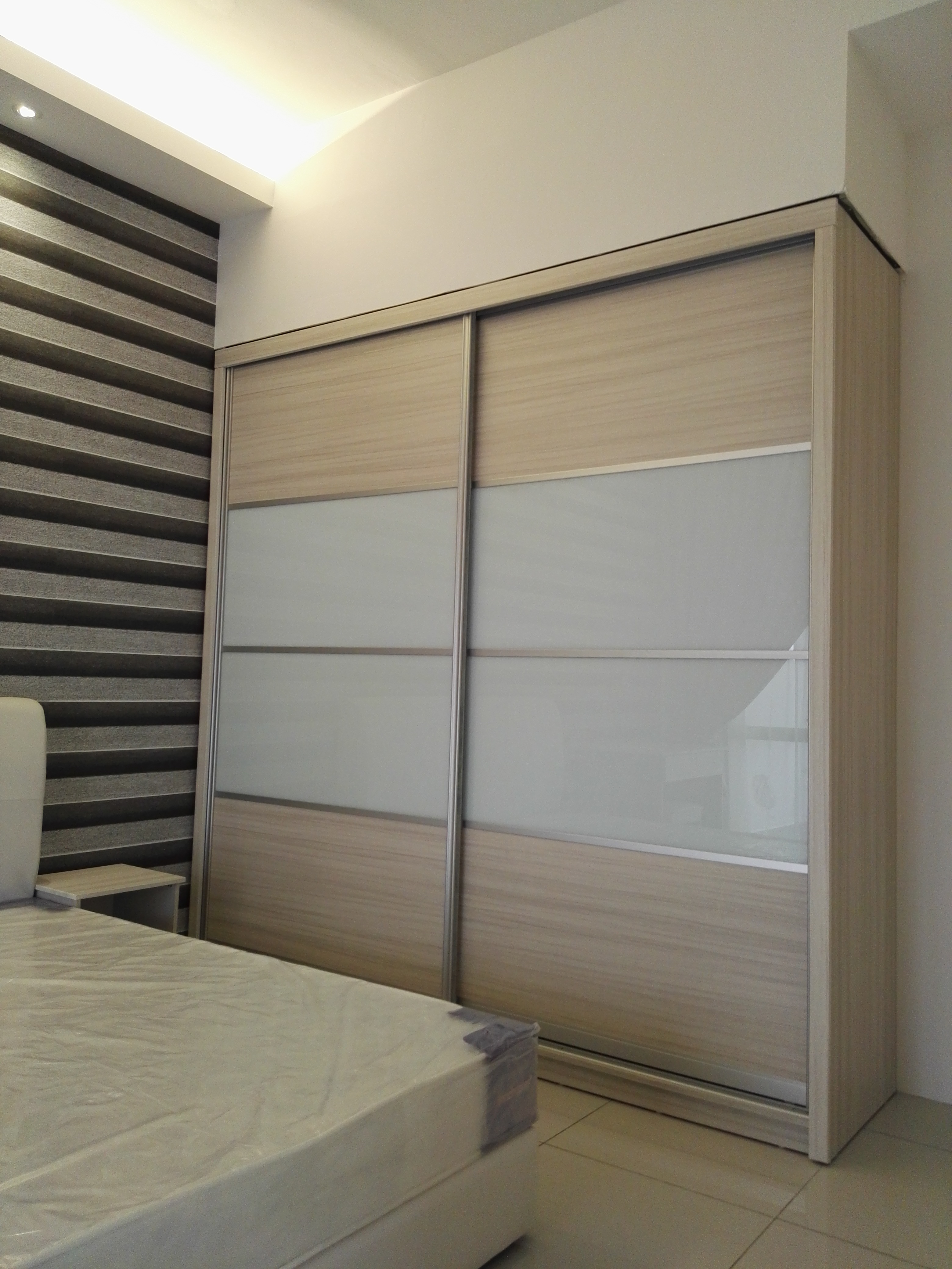 Room Plus JHZ30R101 Private Room with Queen Bed