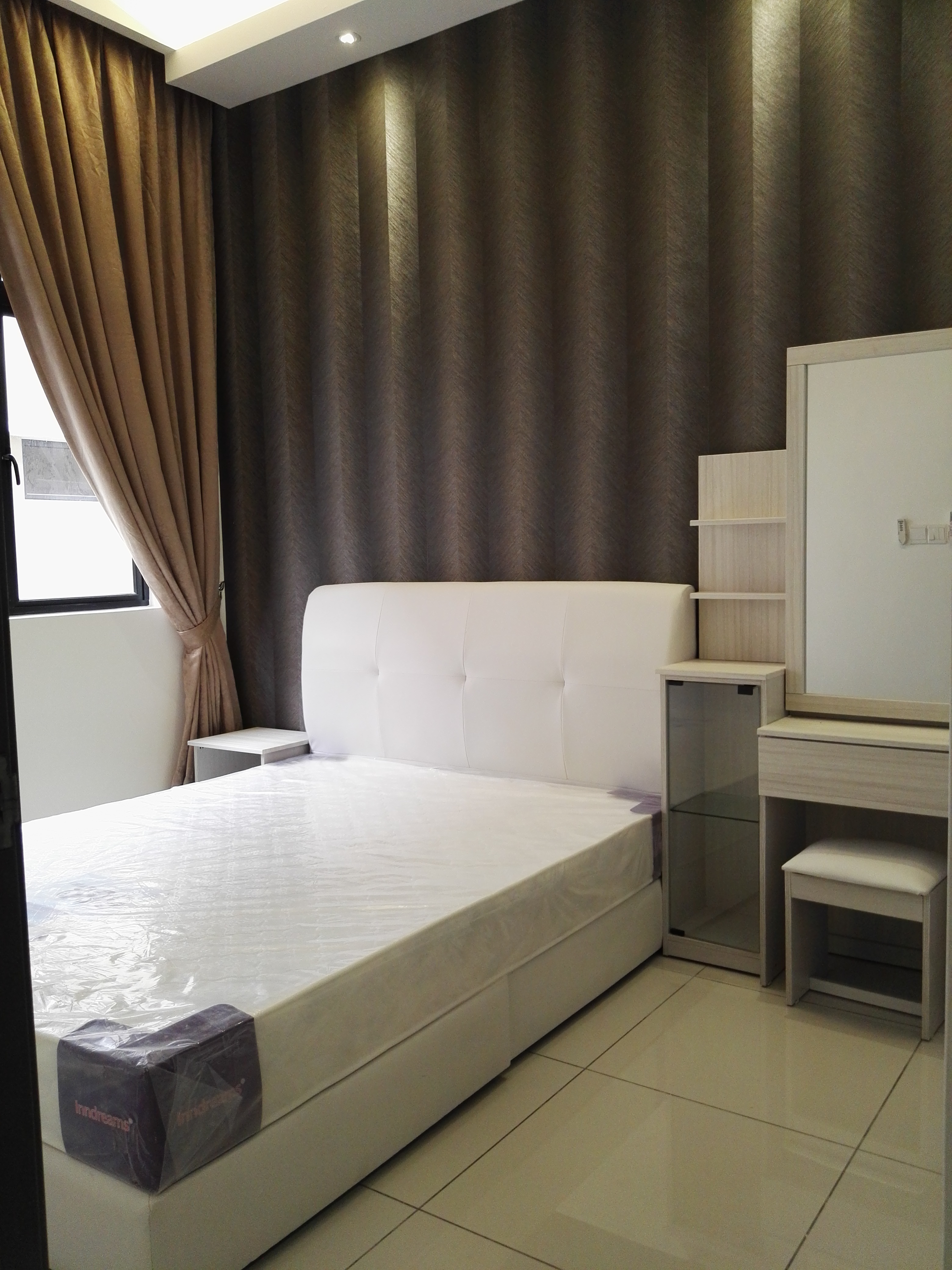 Room Plus JHZ30R102 Private Room with Queen Bed