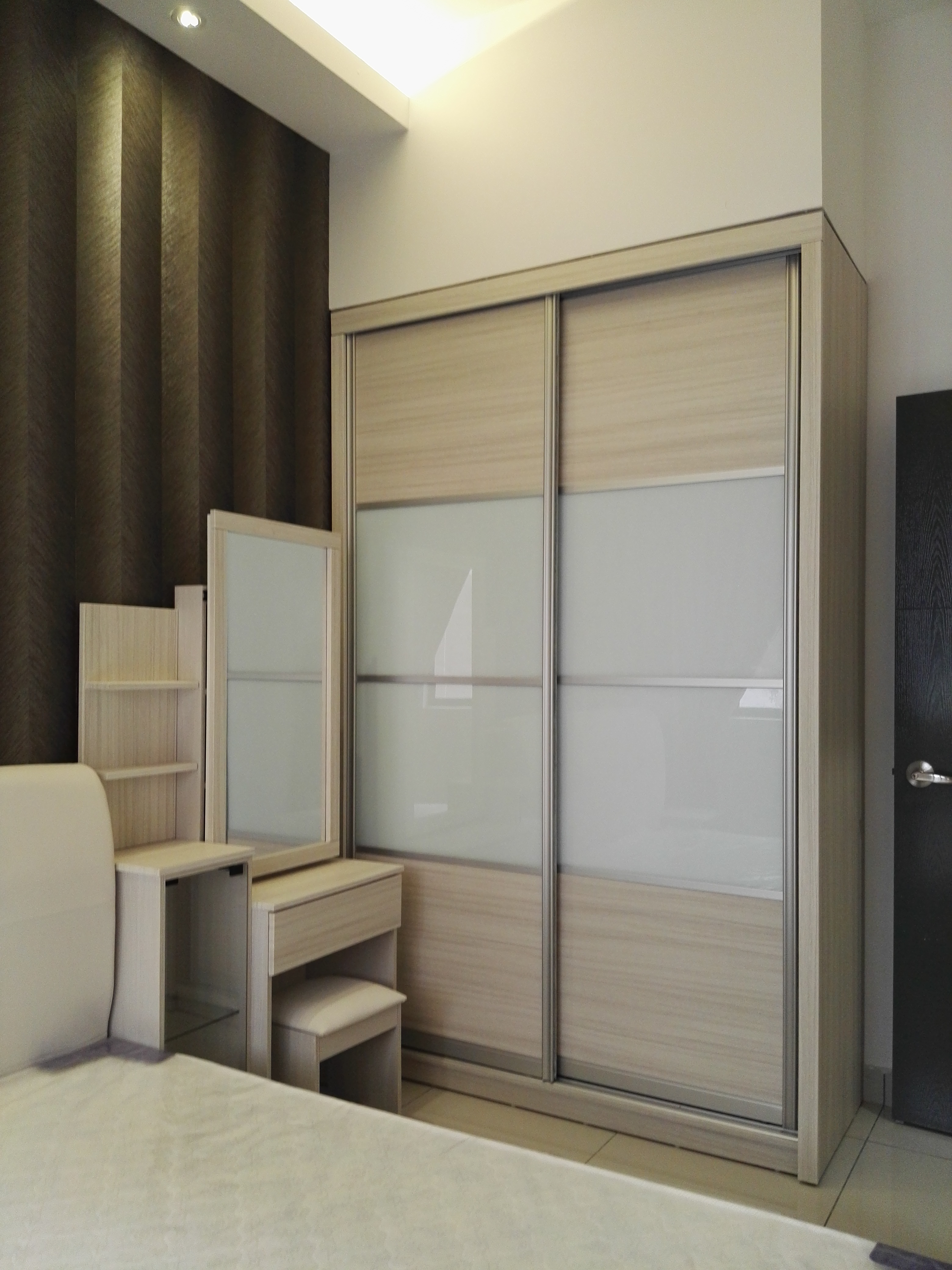 Room Plus JHZ30R102 Private Room with Queen Bed