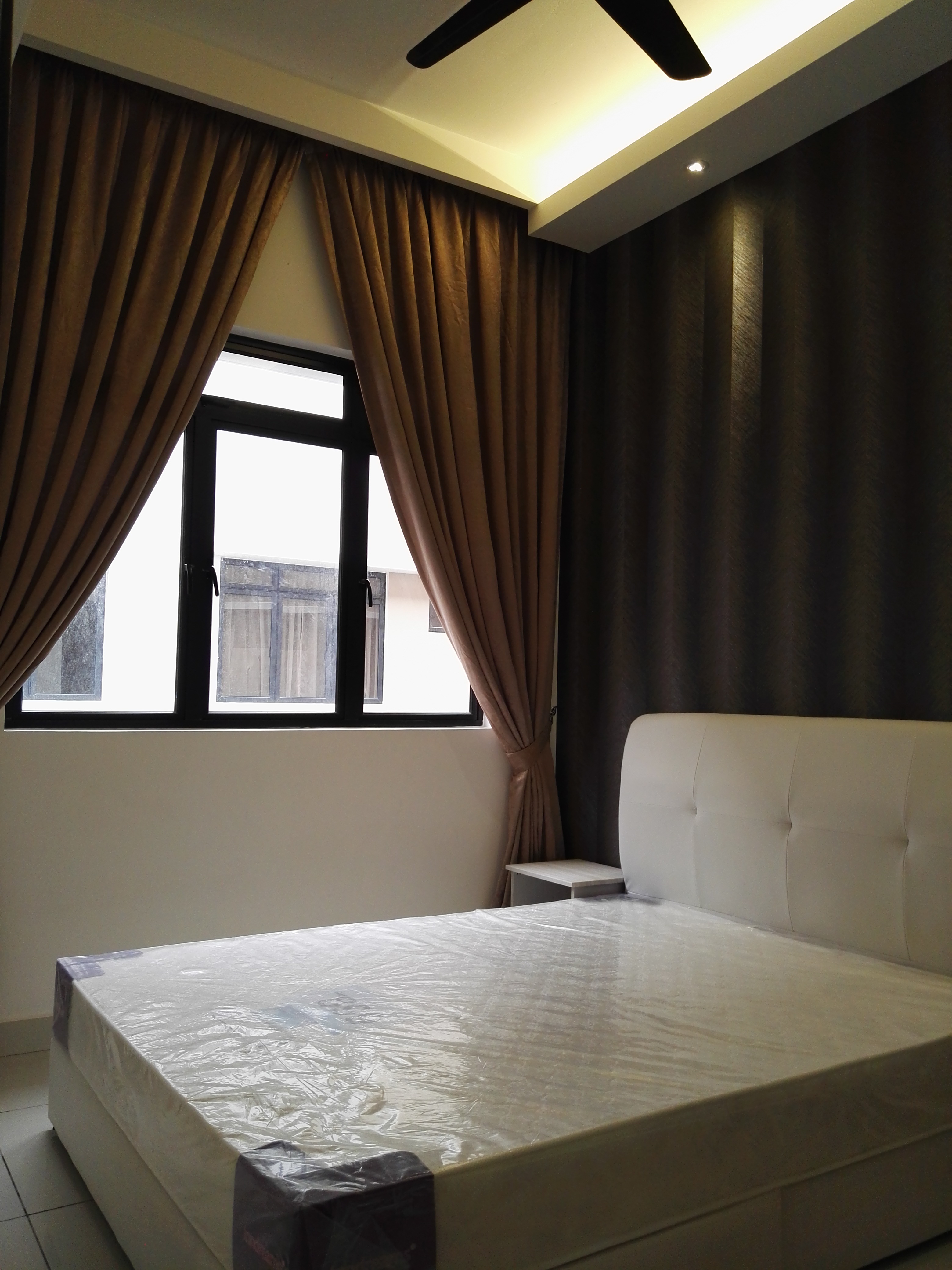 Room Plus JHZ30R102 Private Room with Queen Bed