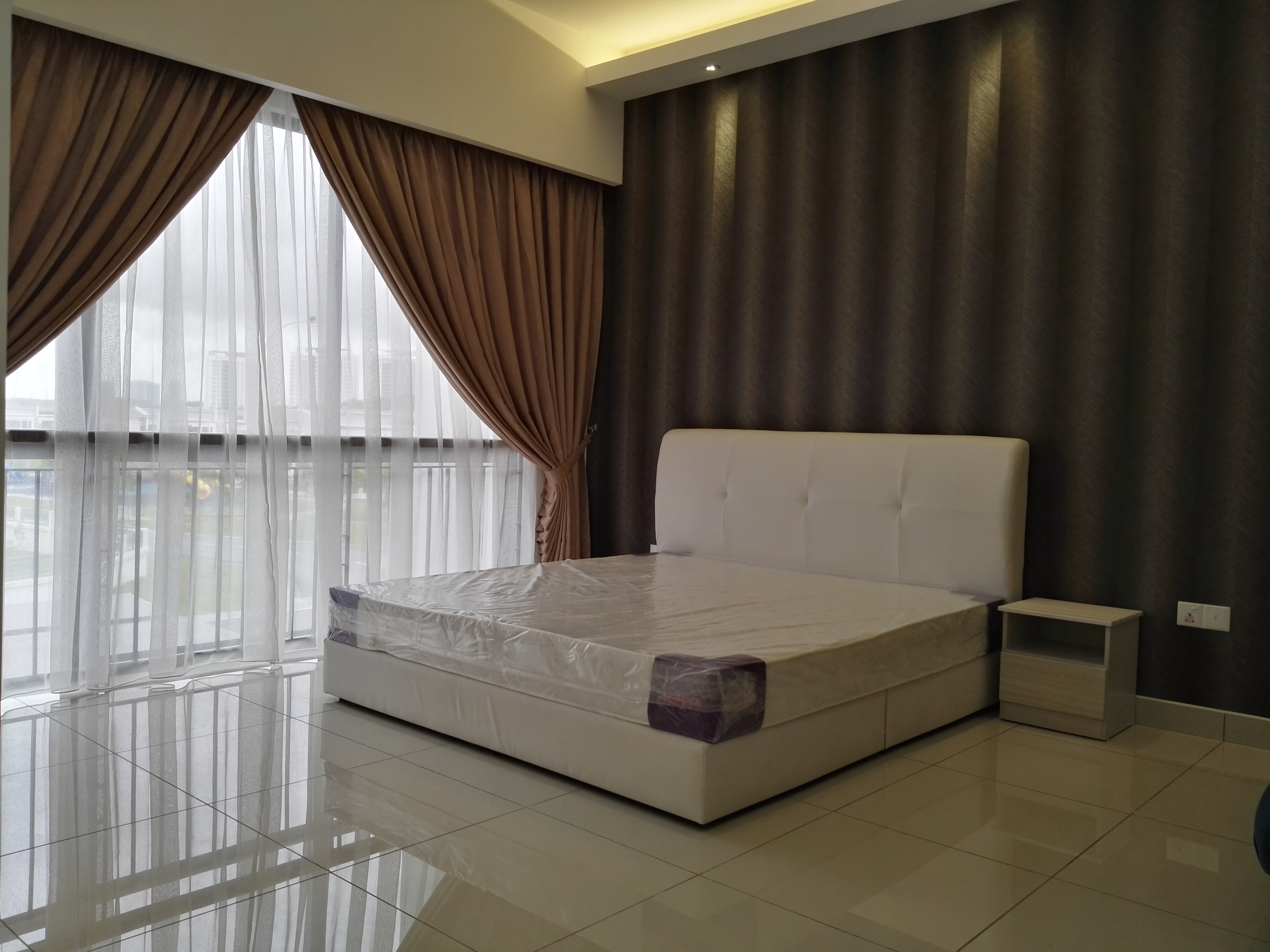 Room Plus JHZ30R201 Private Room with Queen Bed