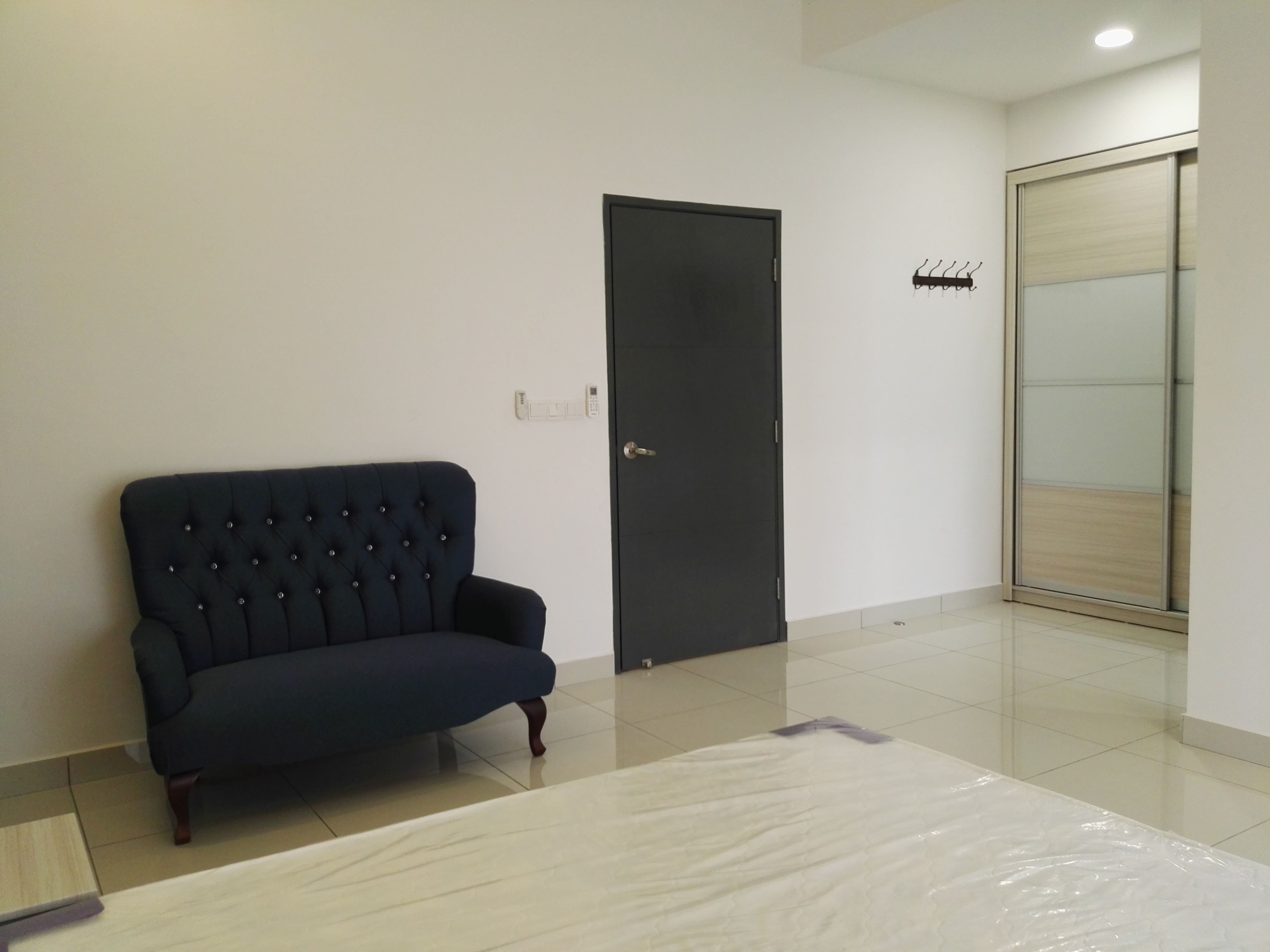 Room Plus JHZ30R201 Private Room with Queen Bed