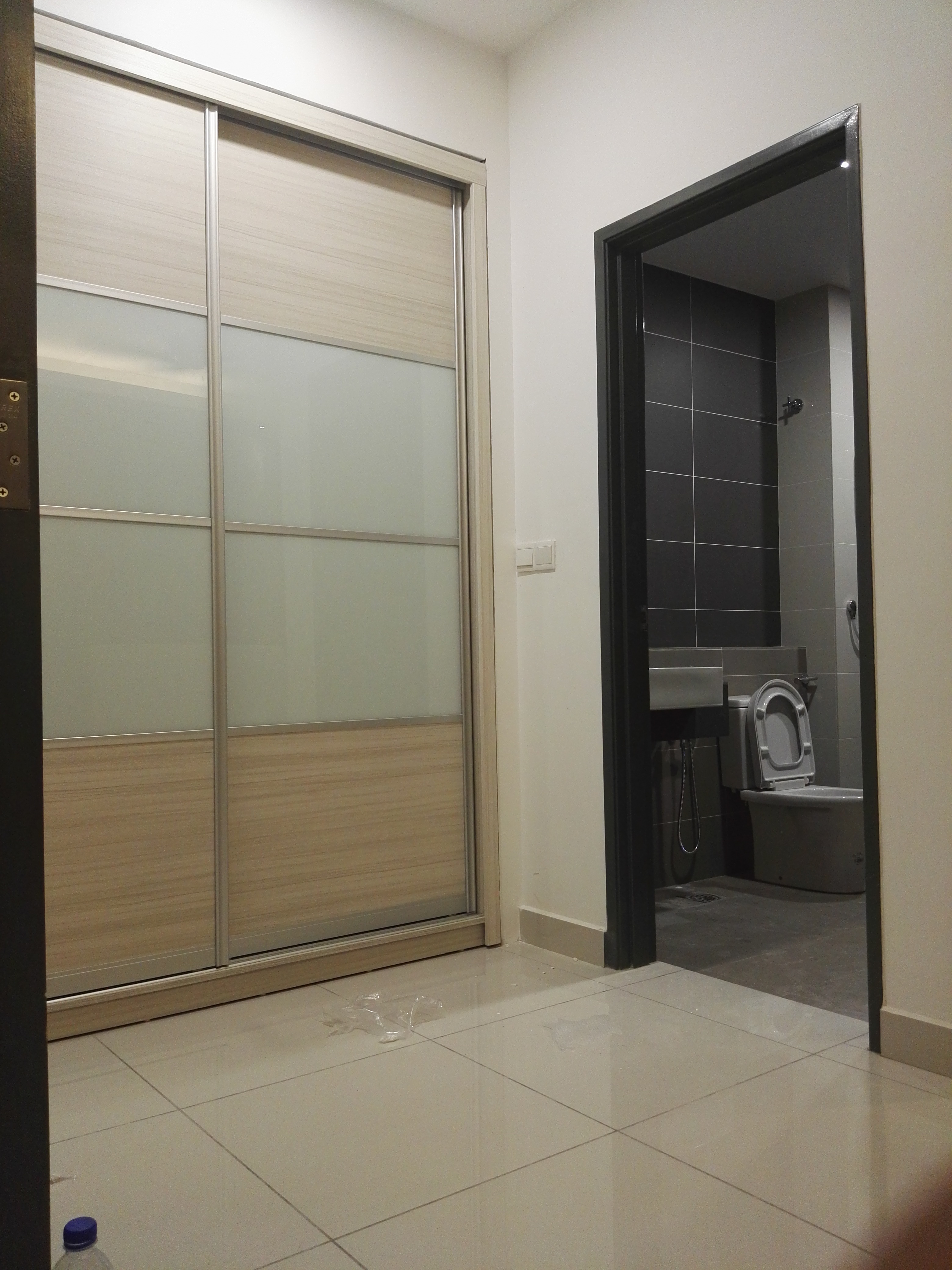 Room Plus JHZ30R201 Private Room with Queen Bed