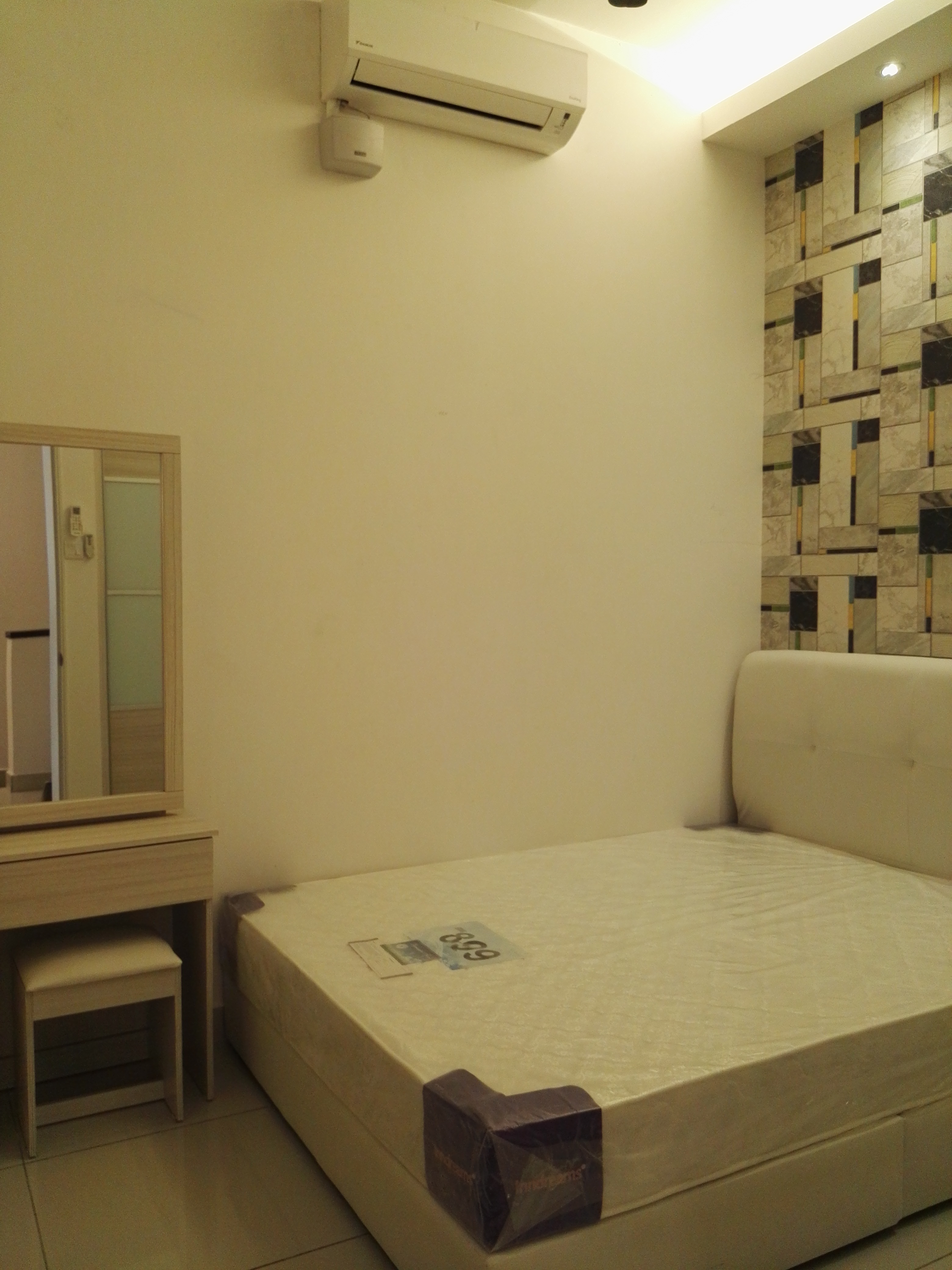 Room Plus JHZ30R202 Private Room with Queen Bed