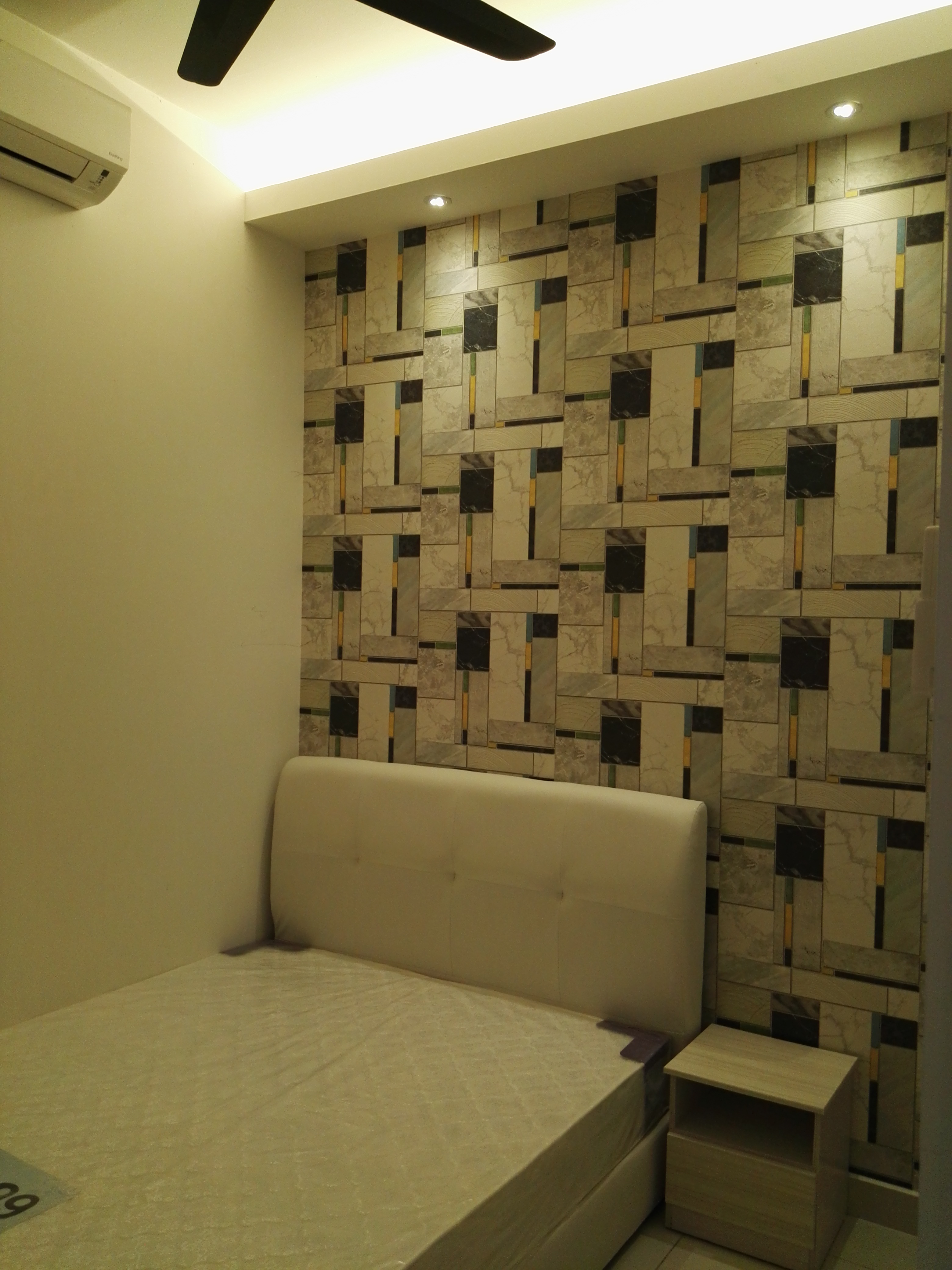 Room Plus JHZ30R202 Private Room with Queen Bed