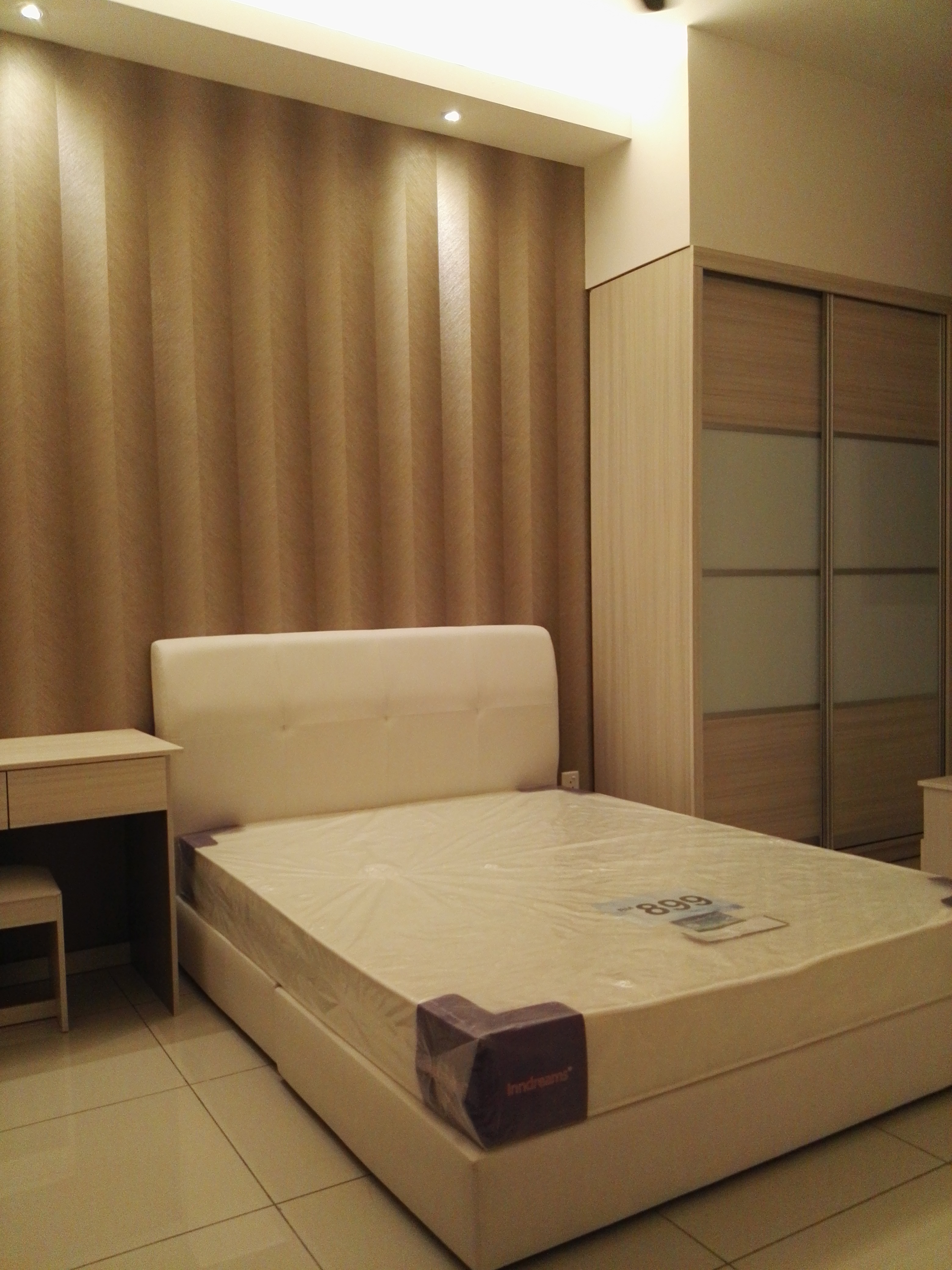 Room Plus JHZ30R203 Private Room with Queen Bed