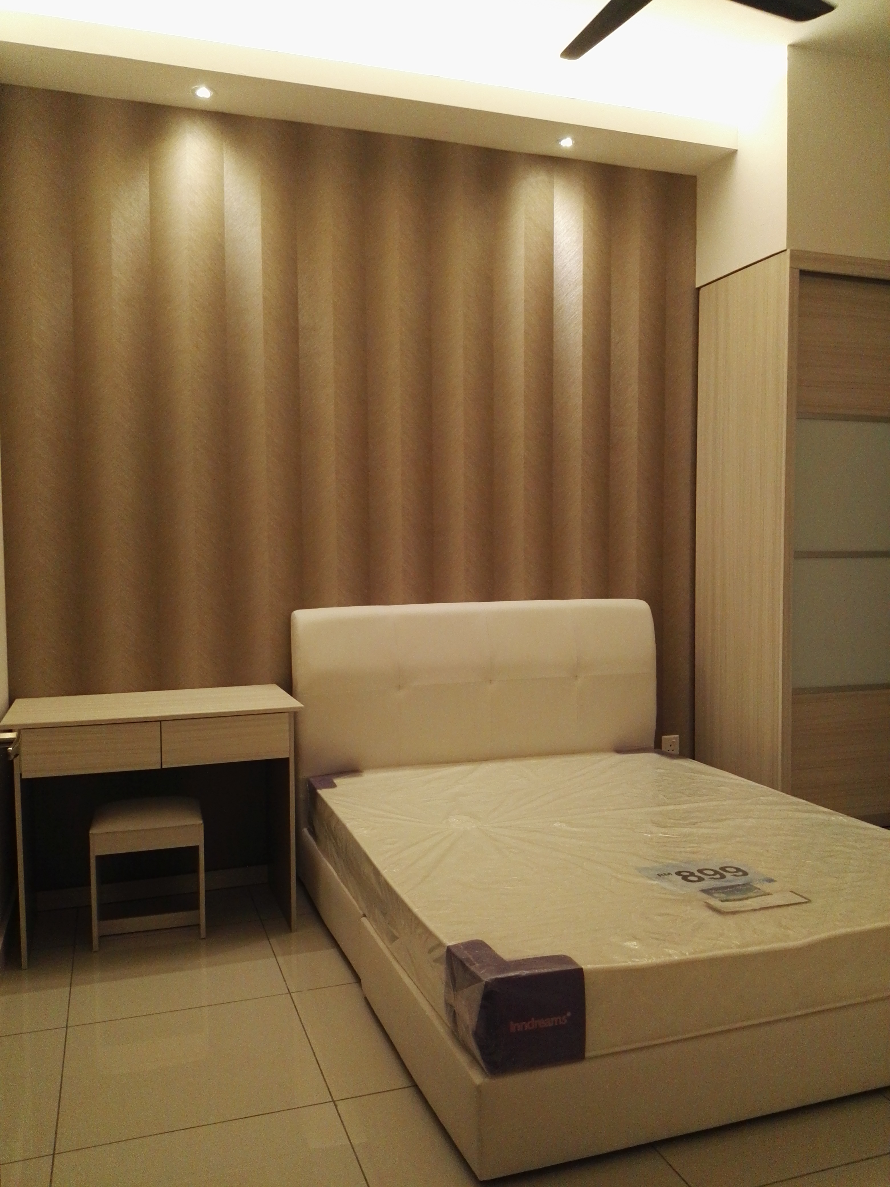 Room Plus JHZ30R203 Private Room with Queen Bed