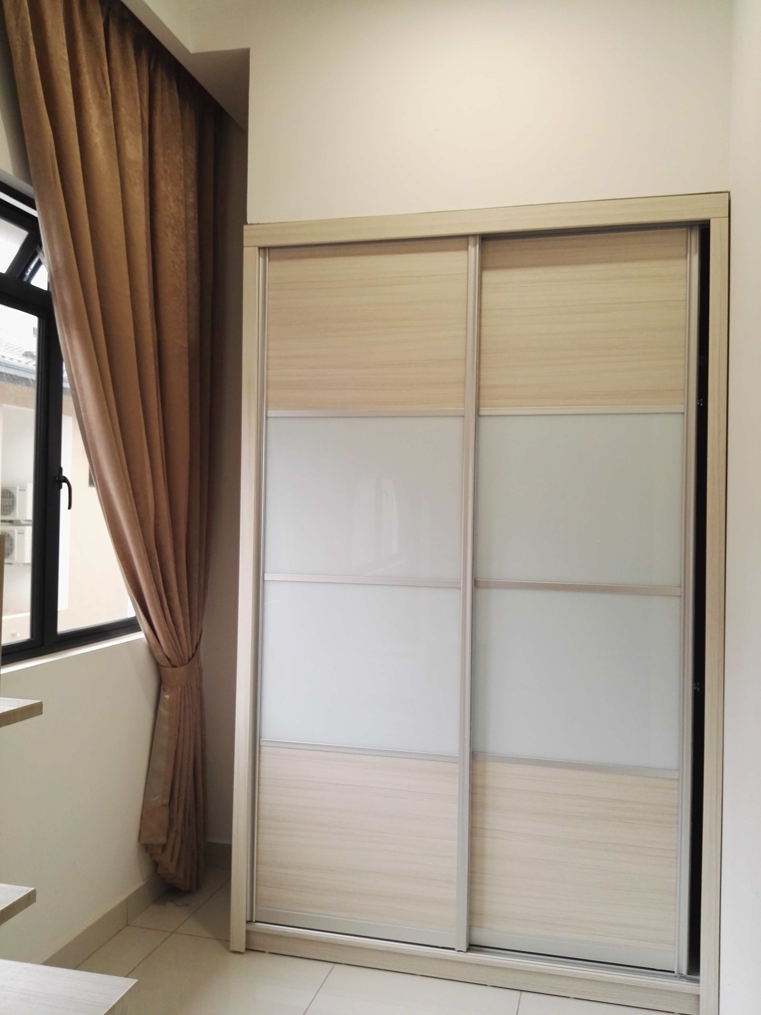 Room Plus JHZ30R204 Private Room with Queen Bed