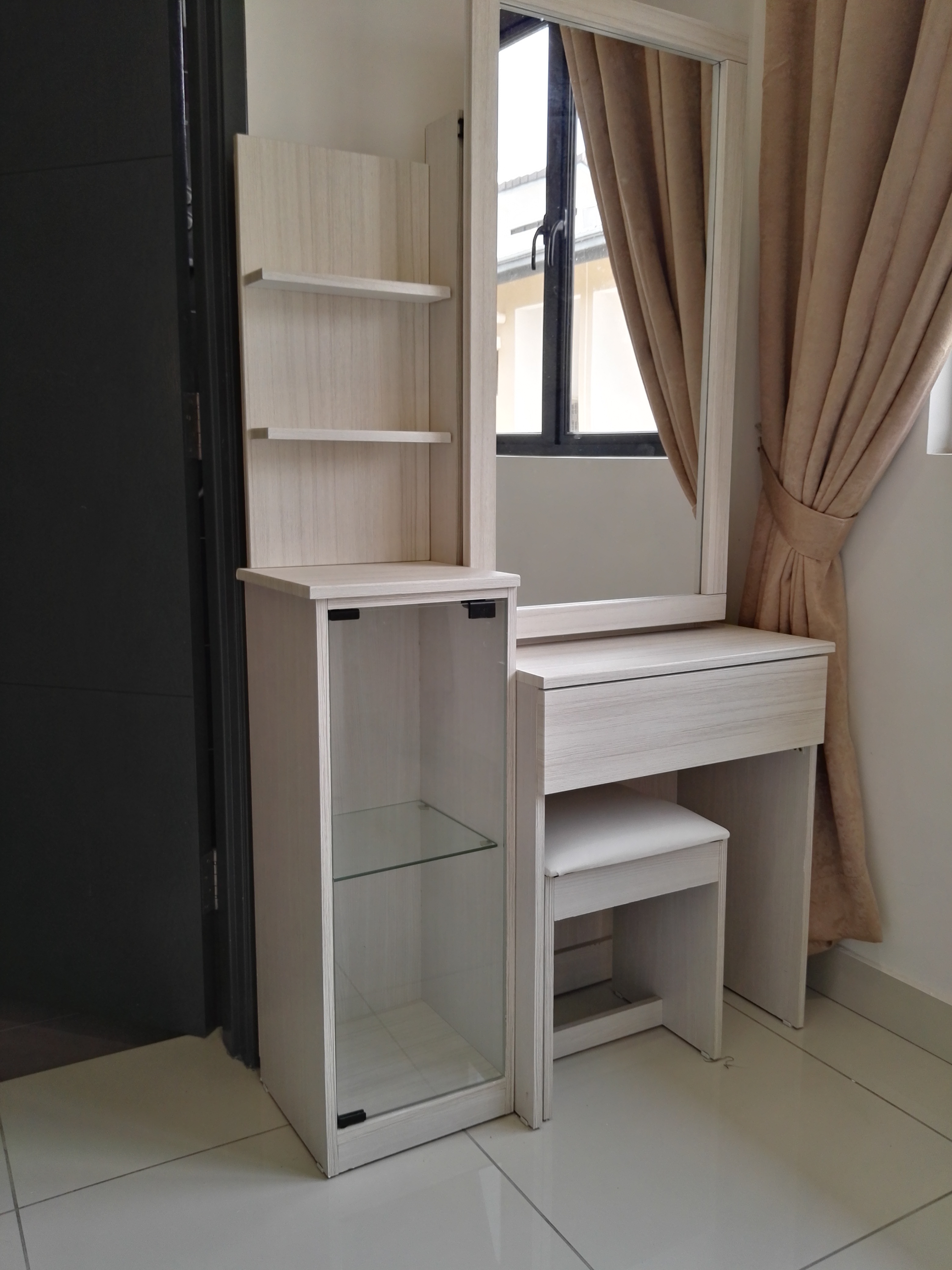 Room Plus JHZ30R204 Private Room with Queen Bed