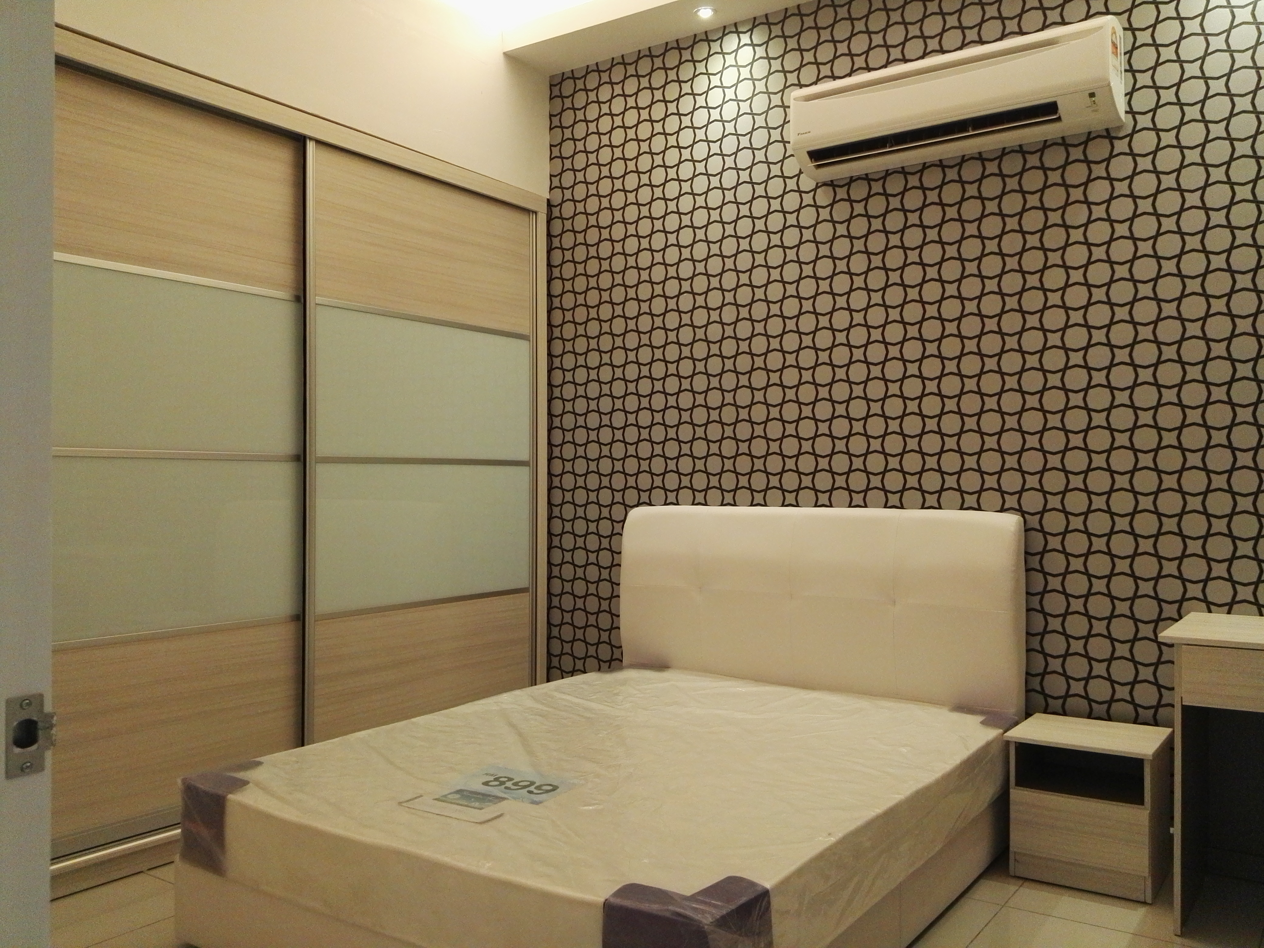 Room Plus JHZ53R101 Private Room with Queen Bed