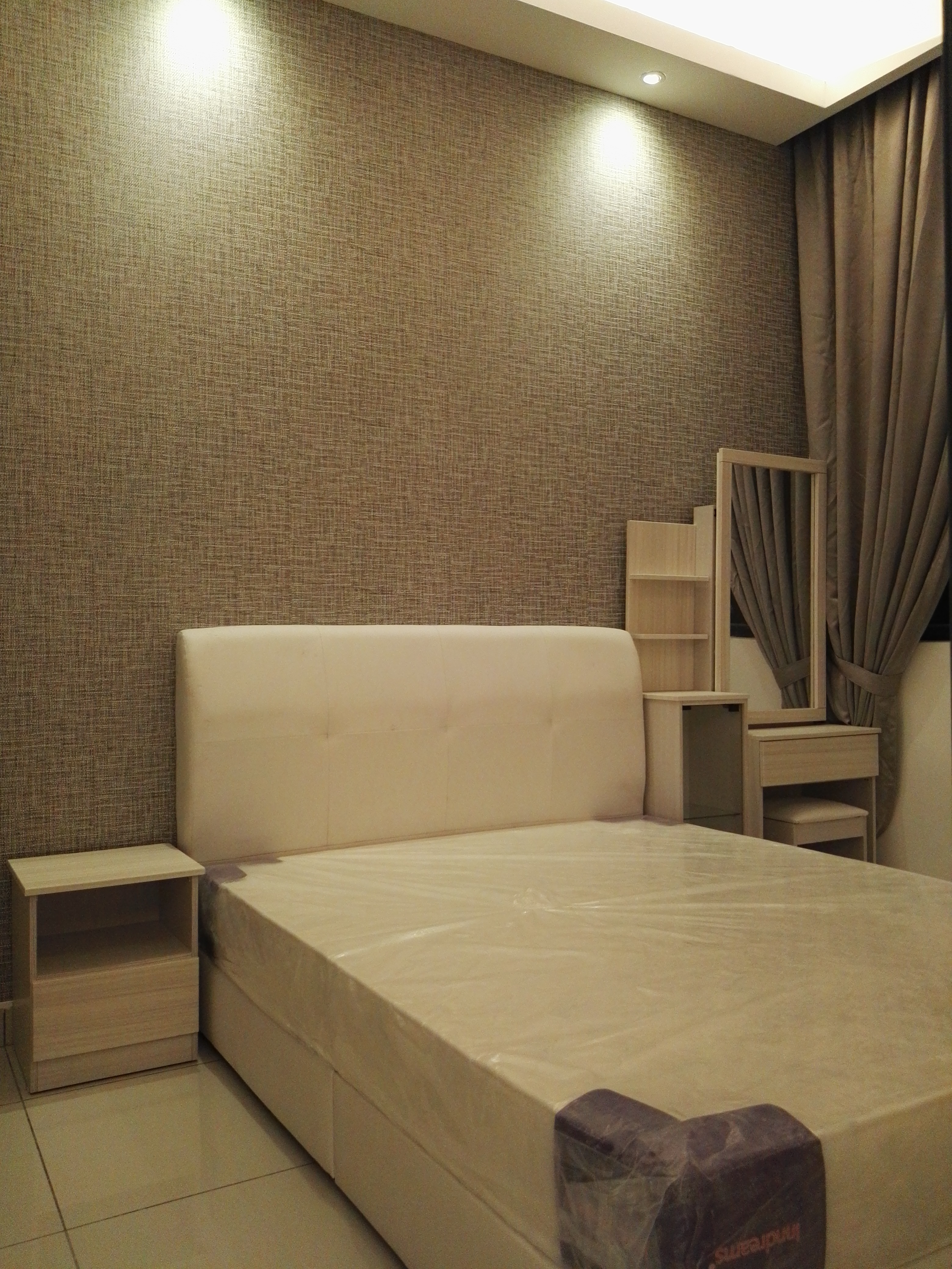 Room Plus JHZ53R102 Private Room with Queen Bed
