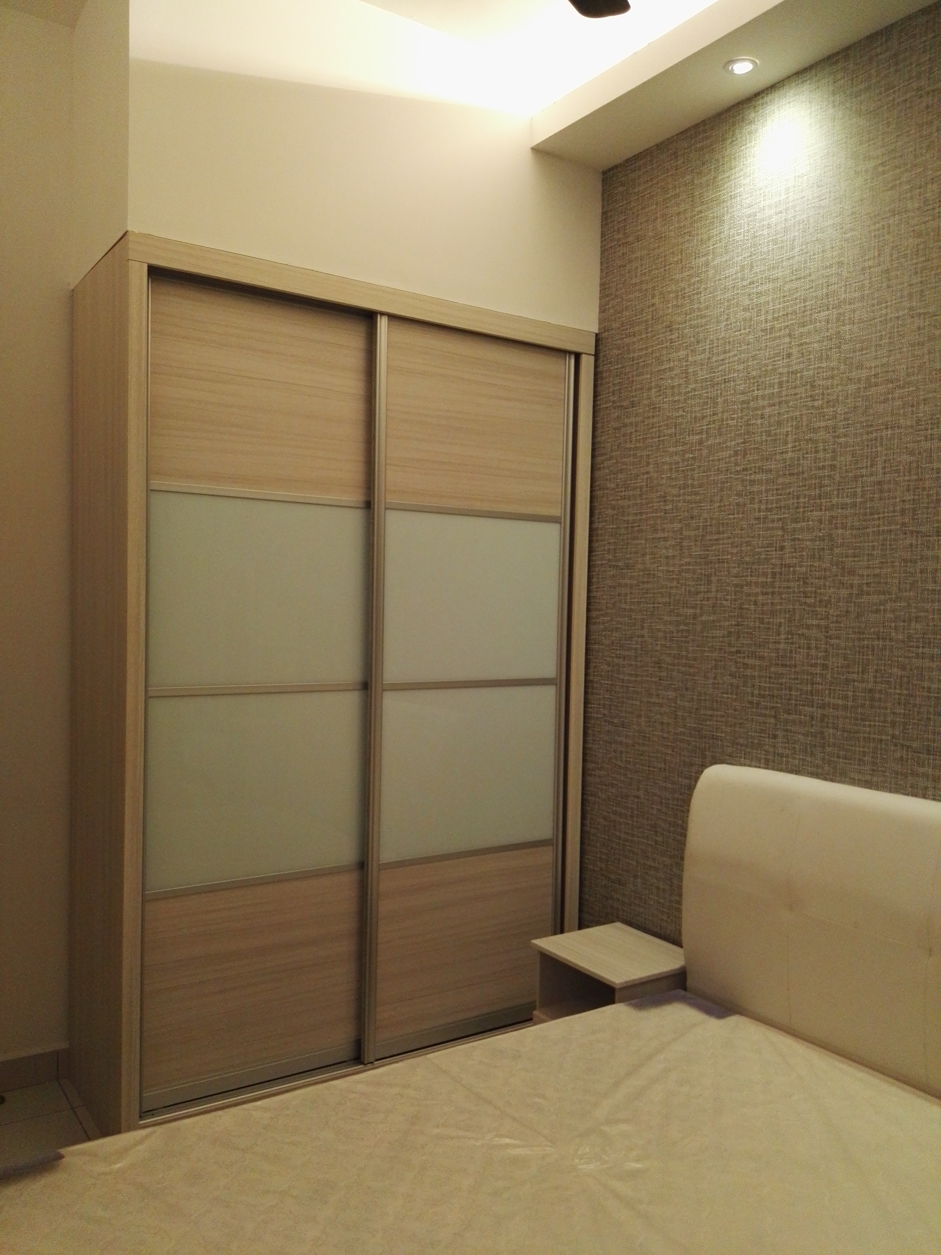 Room Plus JHZ53R102 Private Room with Queen Bed