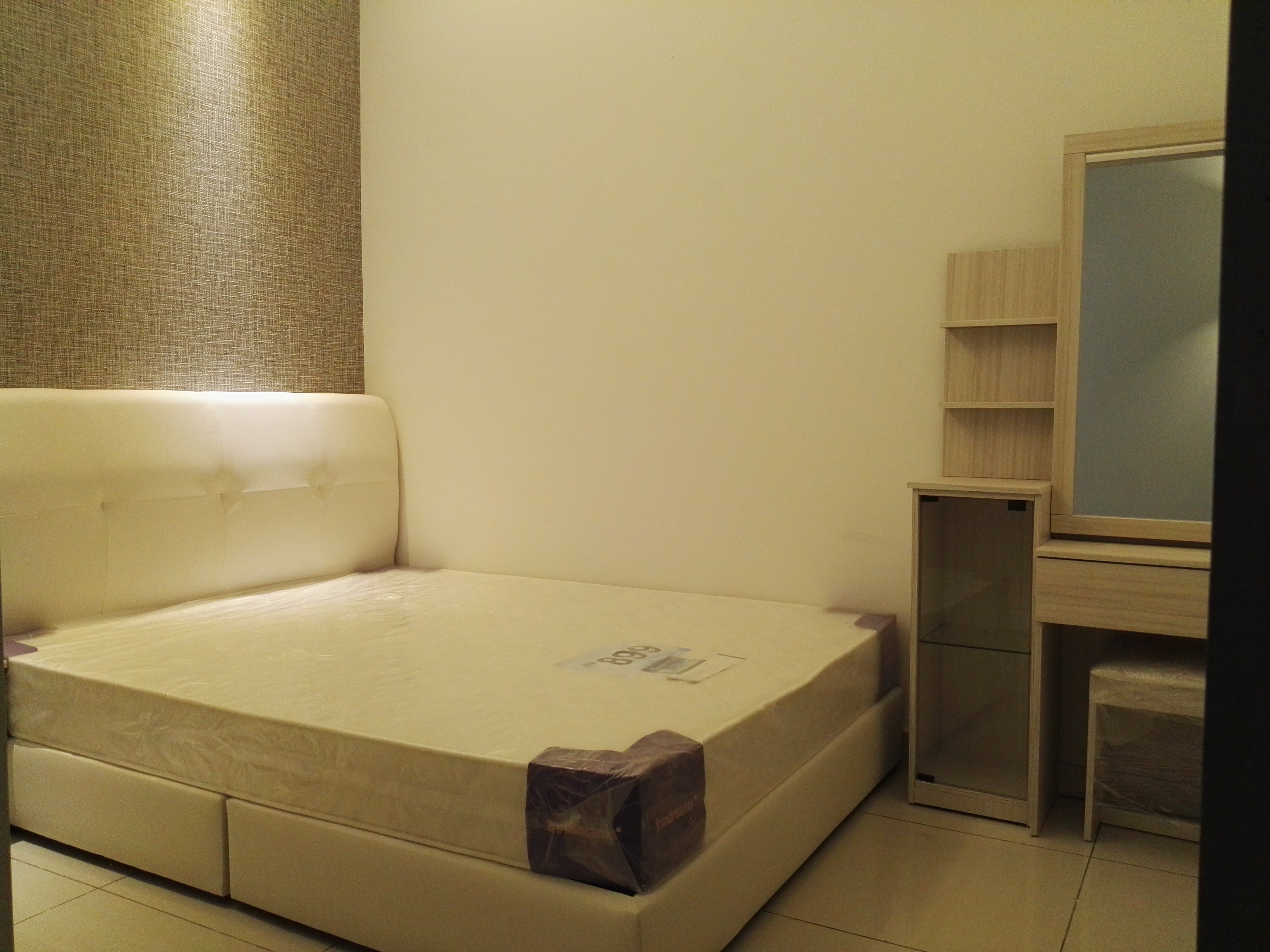 Room Plus JHZ53R202 Private Room with Queen Bed