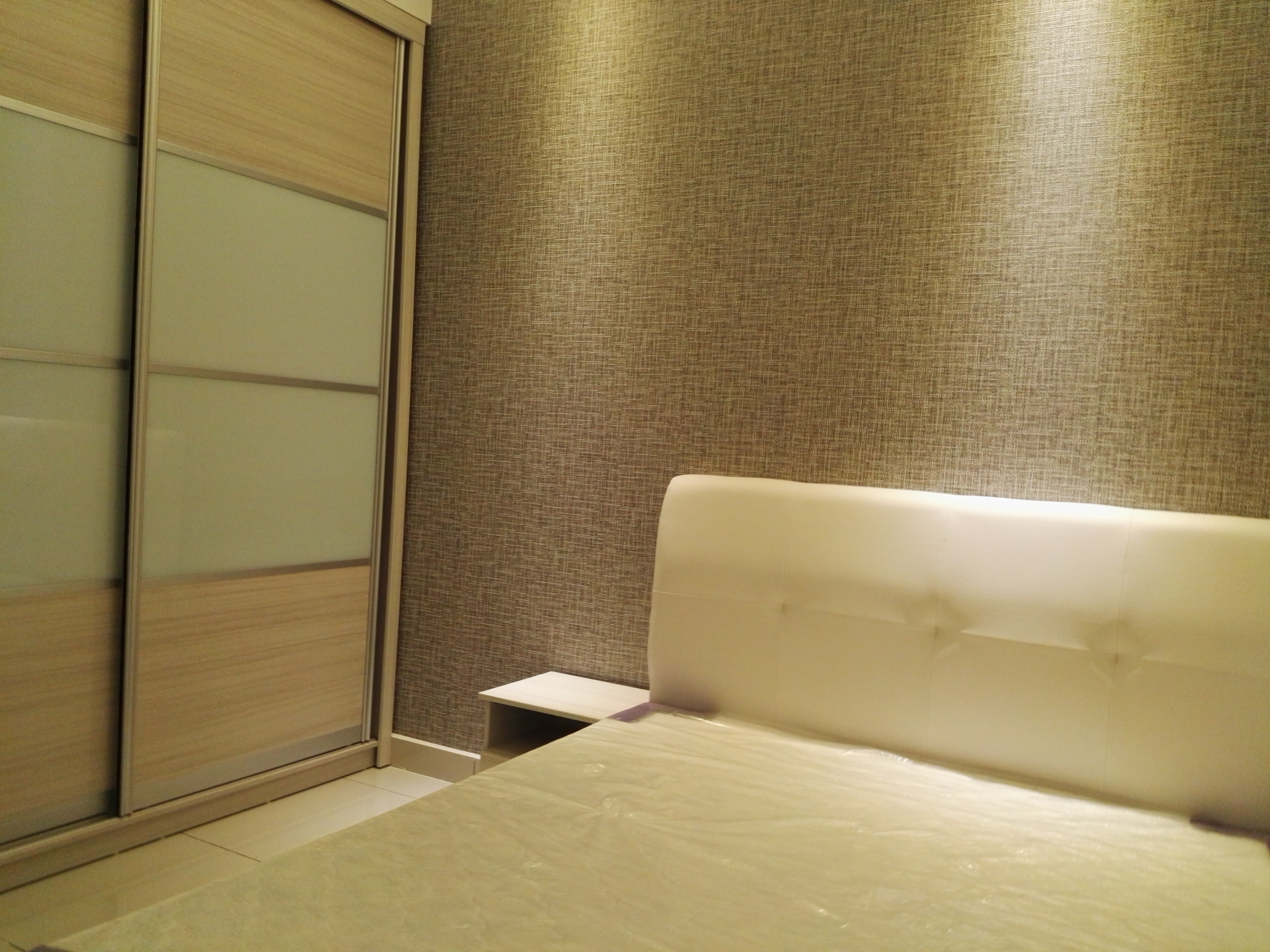 Room Plus JHZ53R202 Private Room with Queen Bed