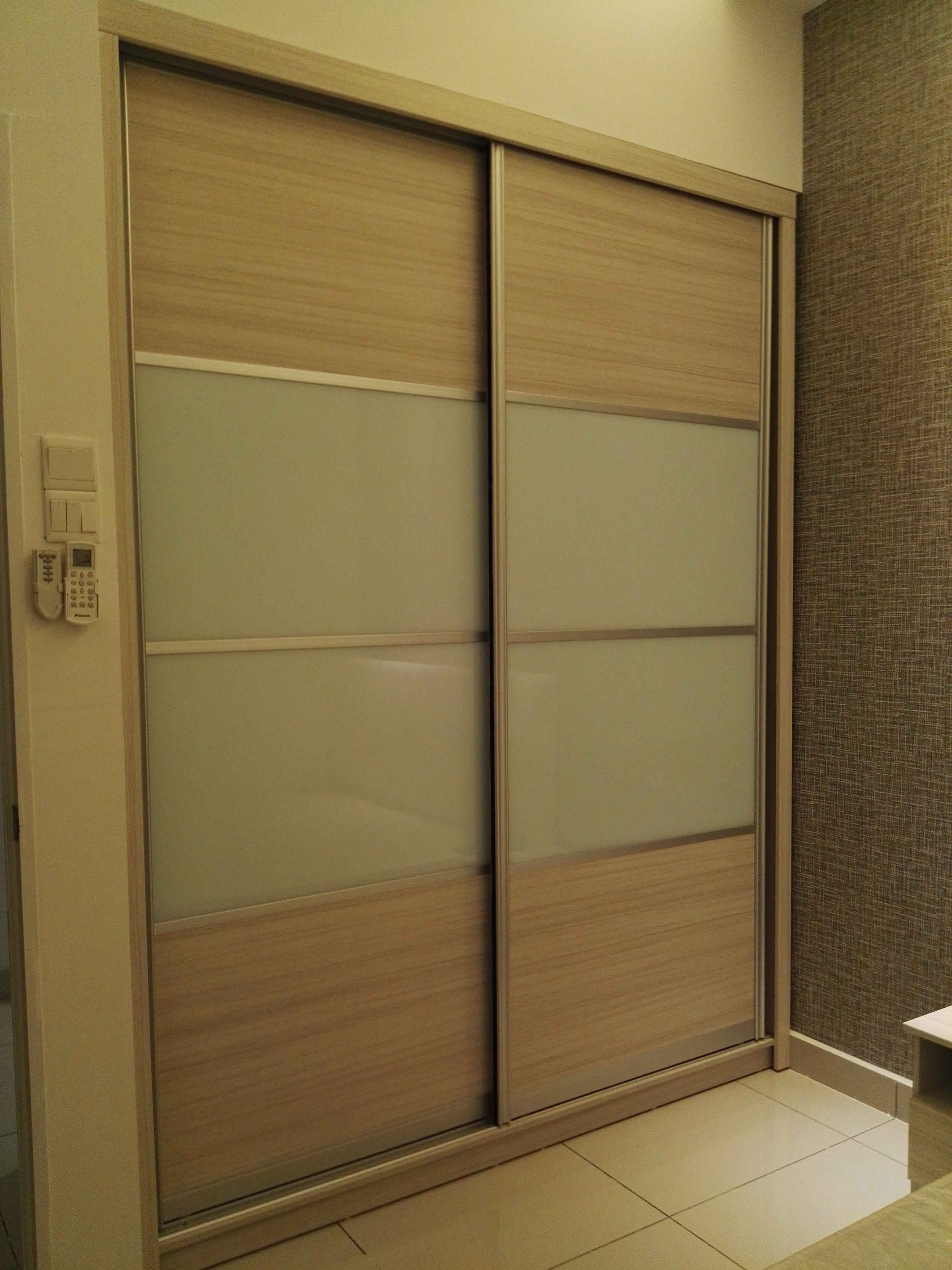 Room Plus JHZ53R202 Private Room with Queen Bed