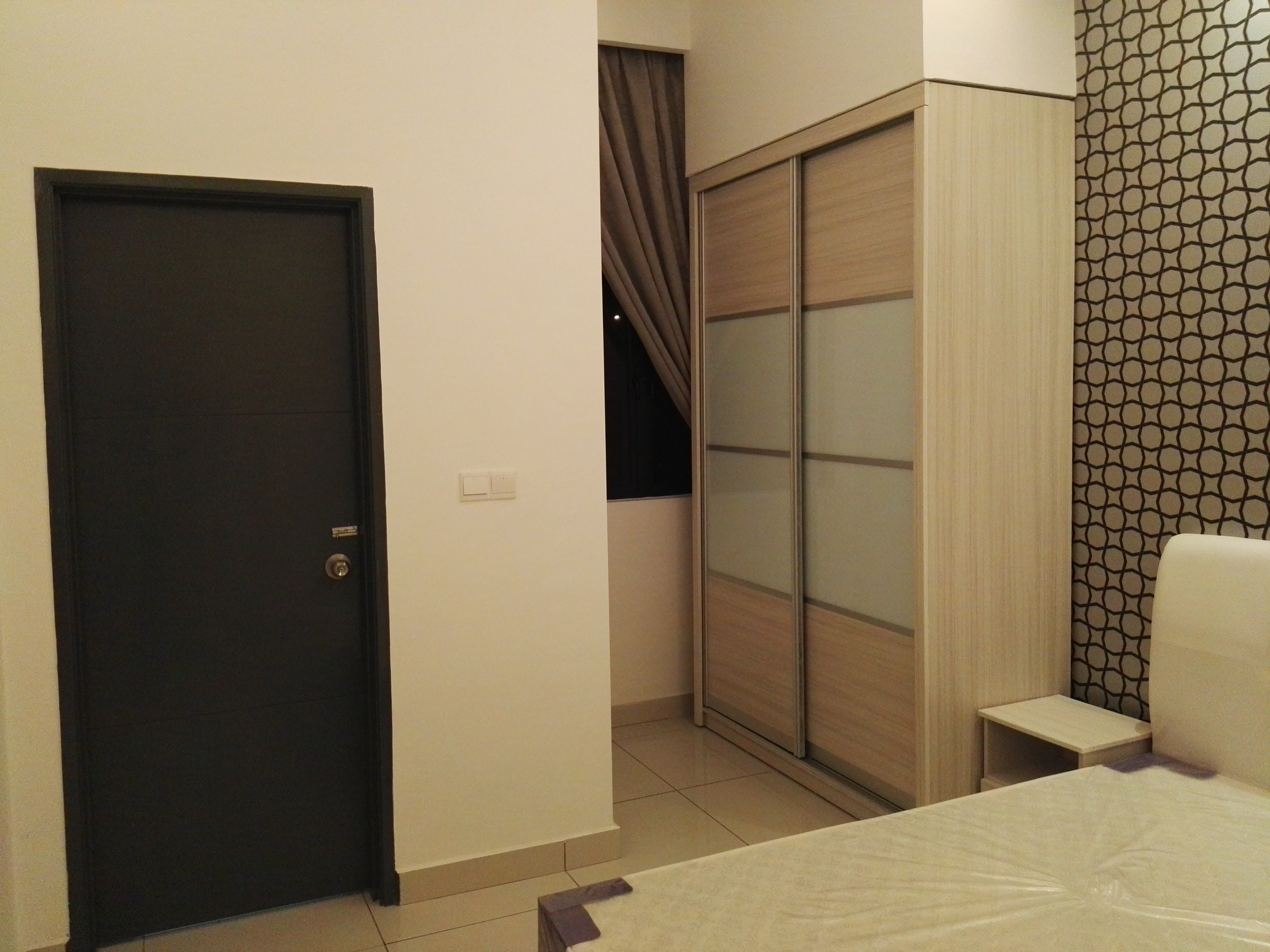 Room Plus JHZ53R203 Private Room with Queen Bed
