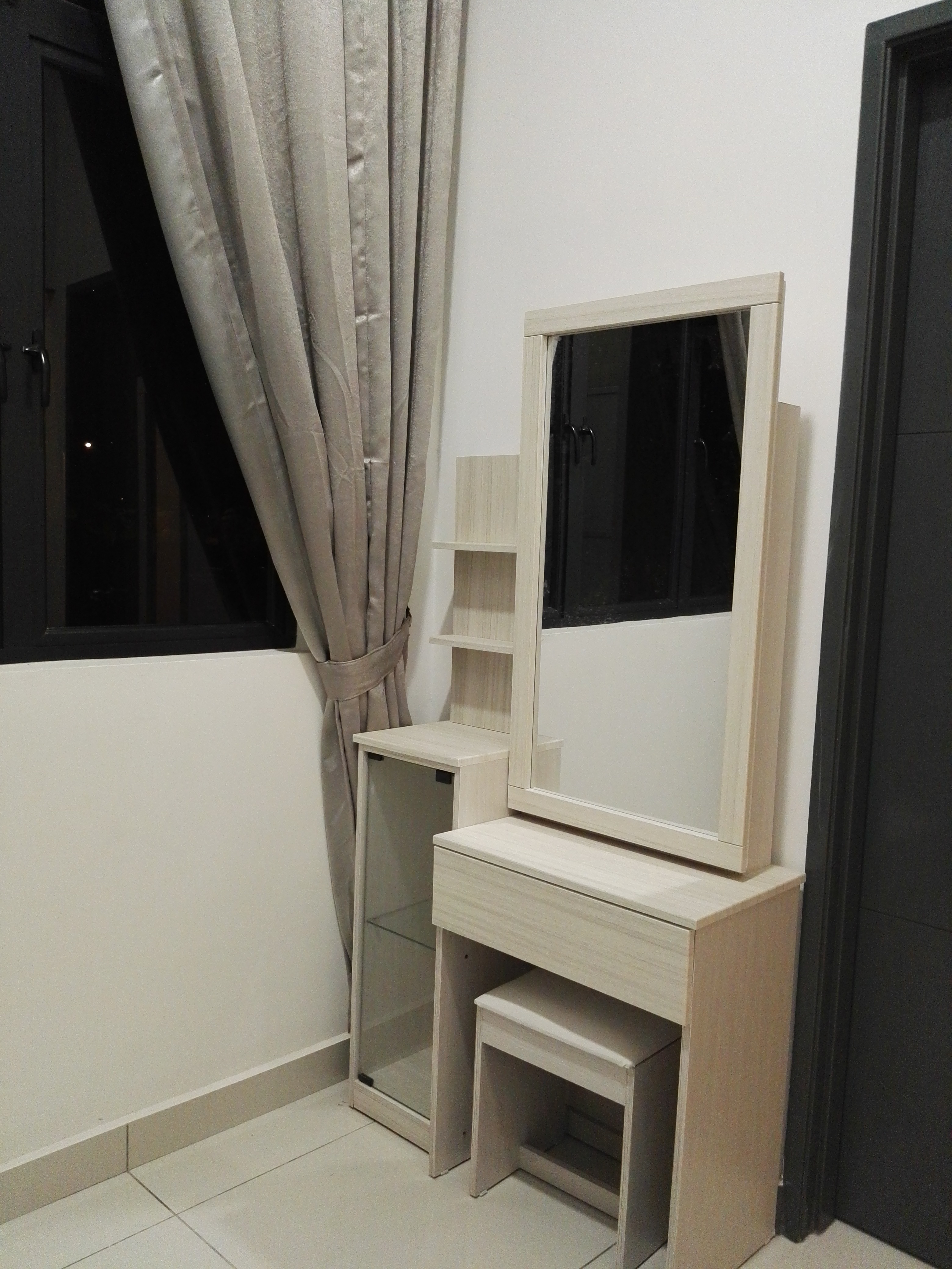 Room Plus JHZ53R204 Private Room with Queen Bed
