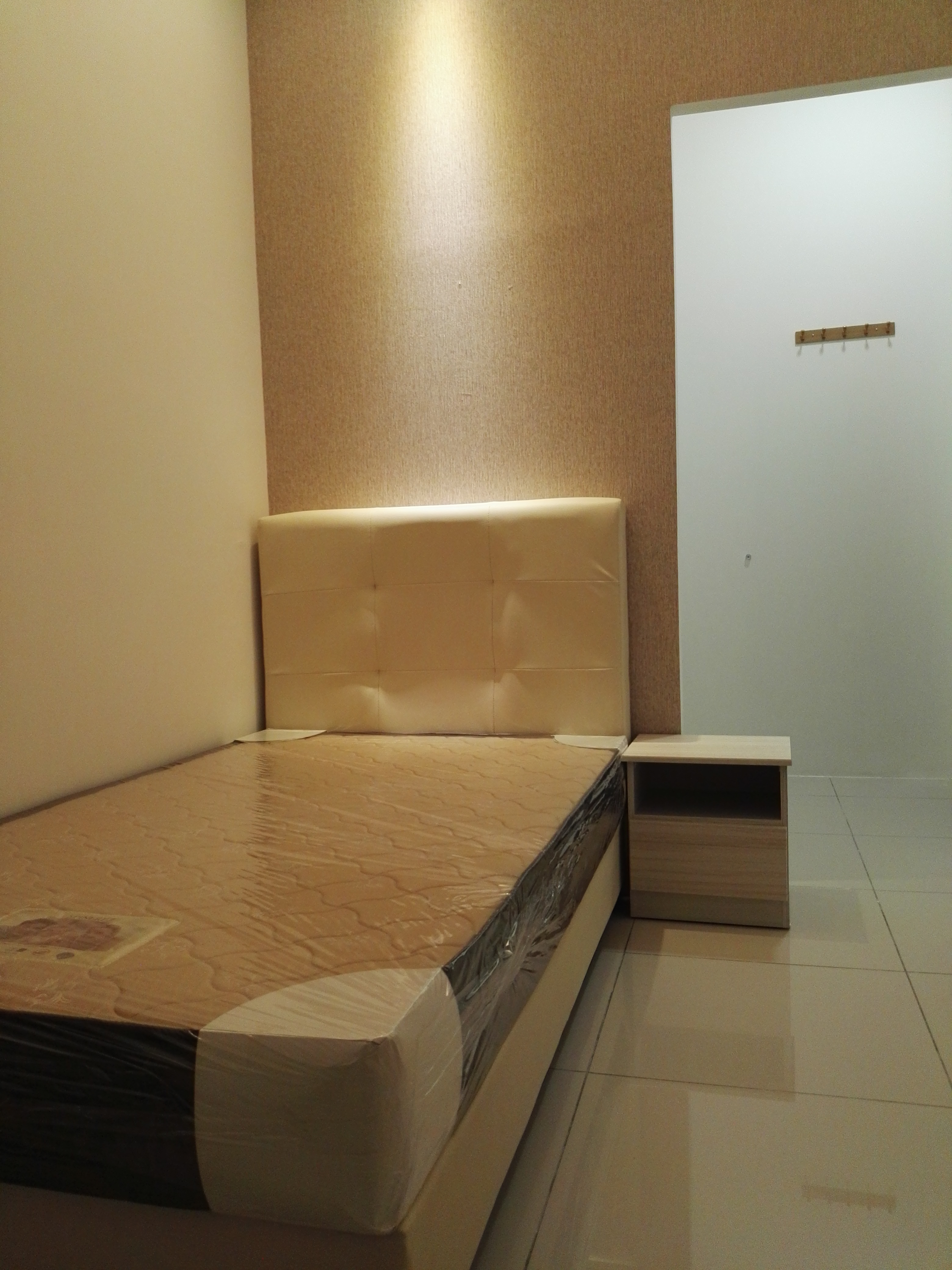 Room Plus DM1708R4 Private Room with Super Single Bed