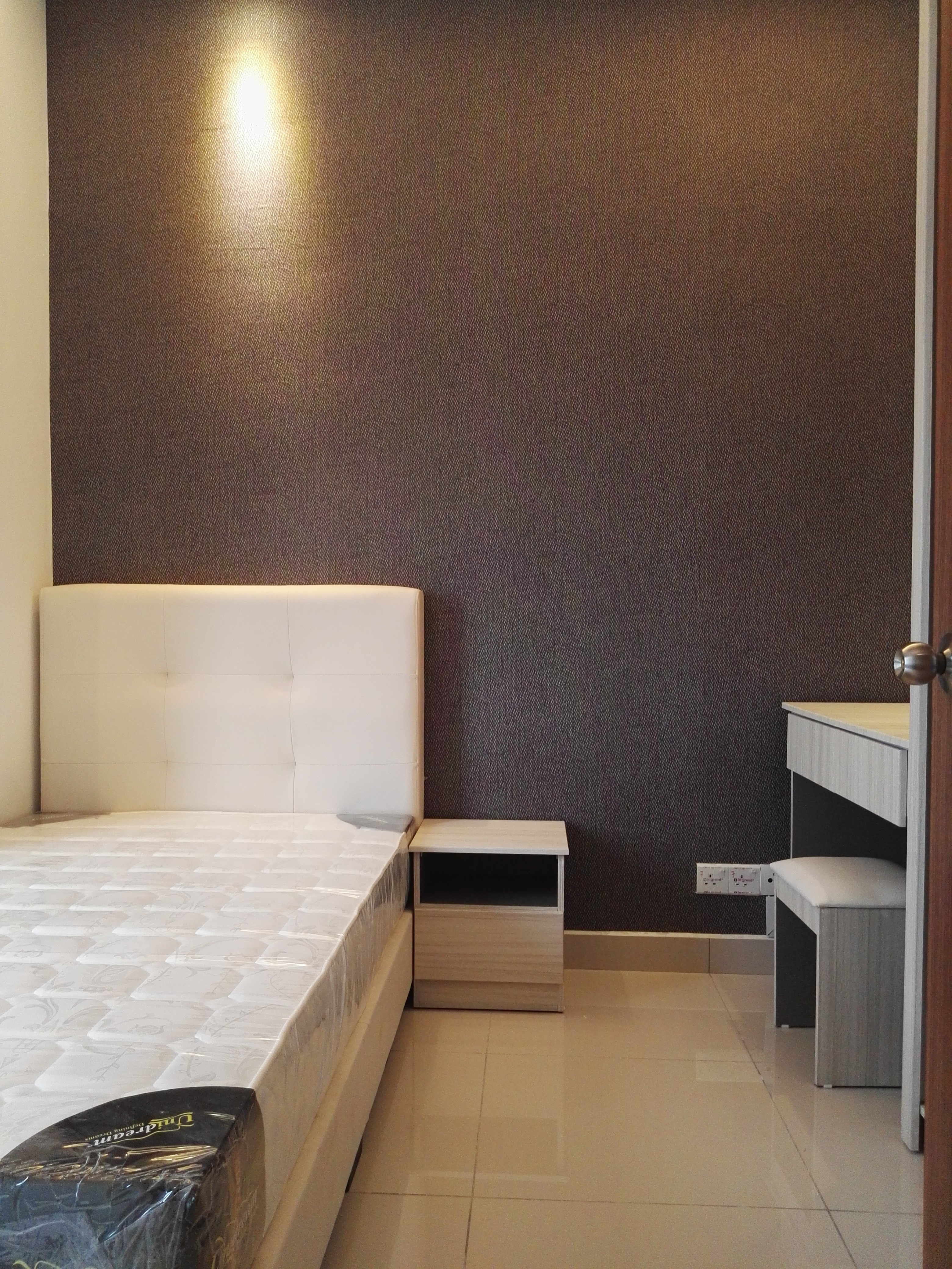 Room Plus DM1802R2 Private Room with Super Single Bed
