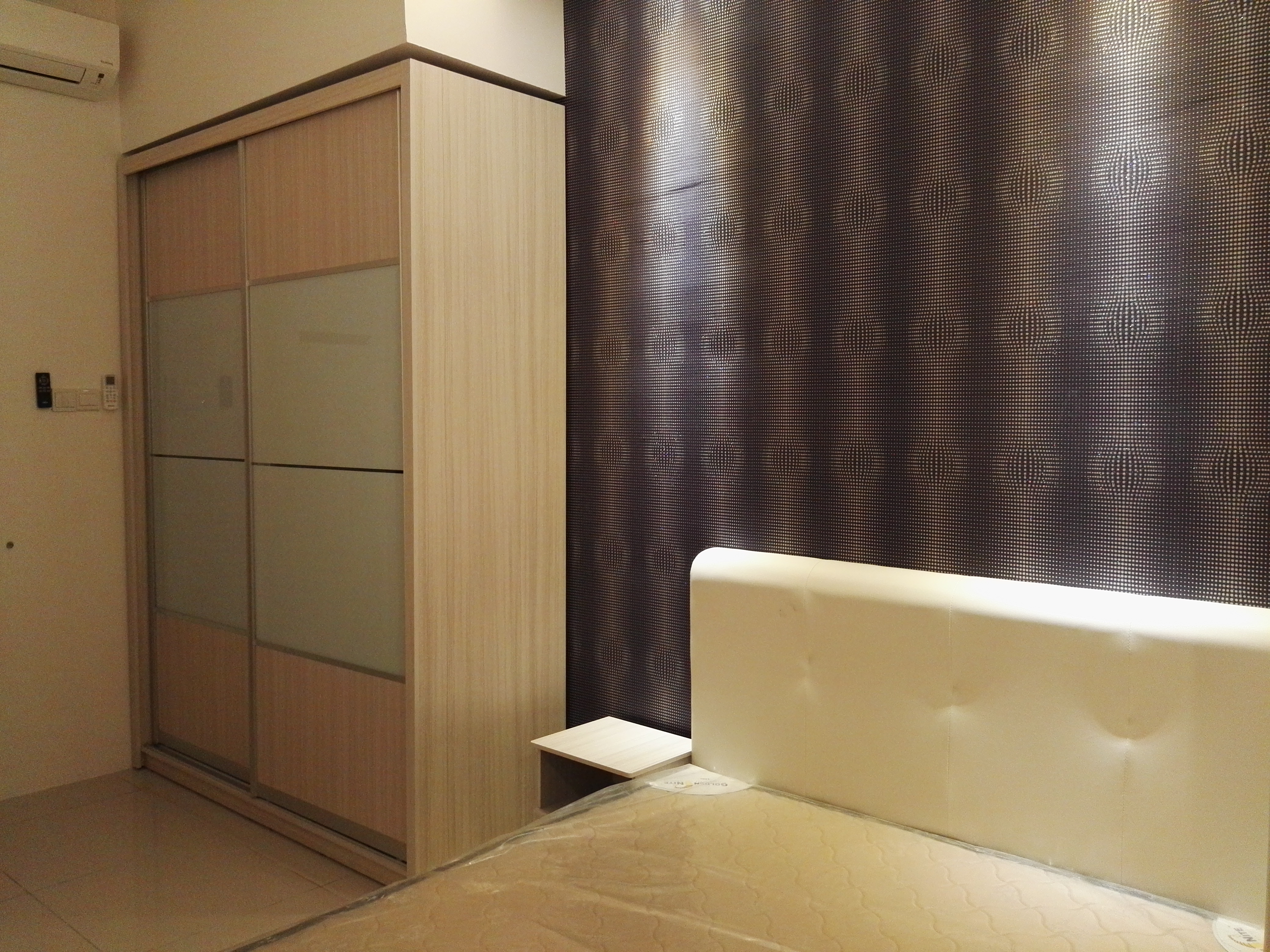 Room Plus DM1806R2 Private Room with Queen Bed