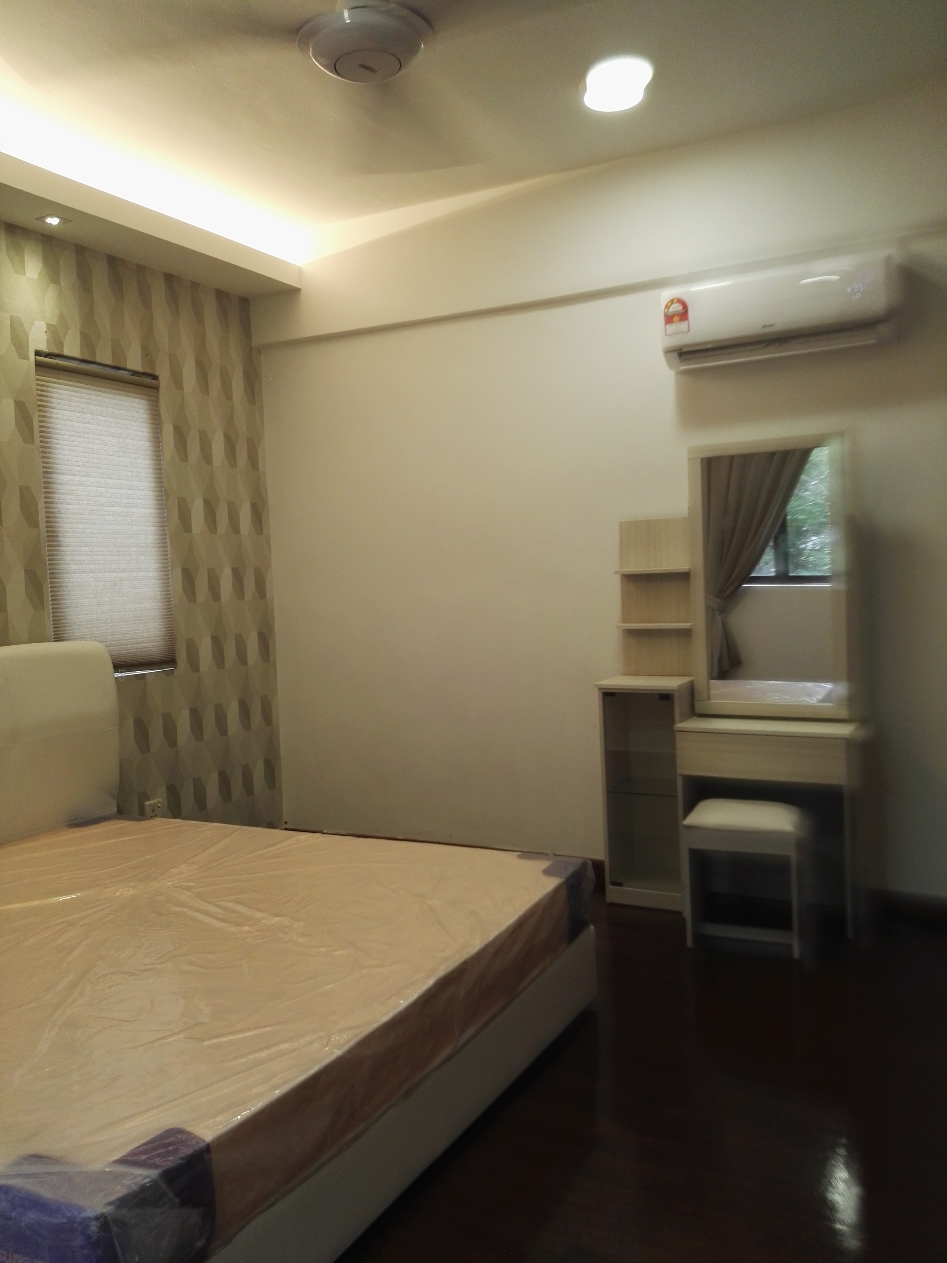 Room Plus CHSE113R1 Private Room with King Bed