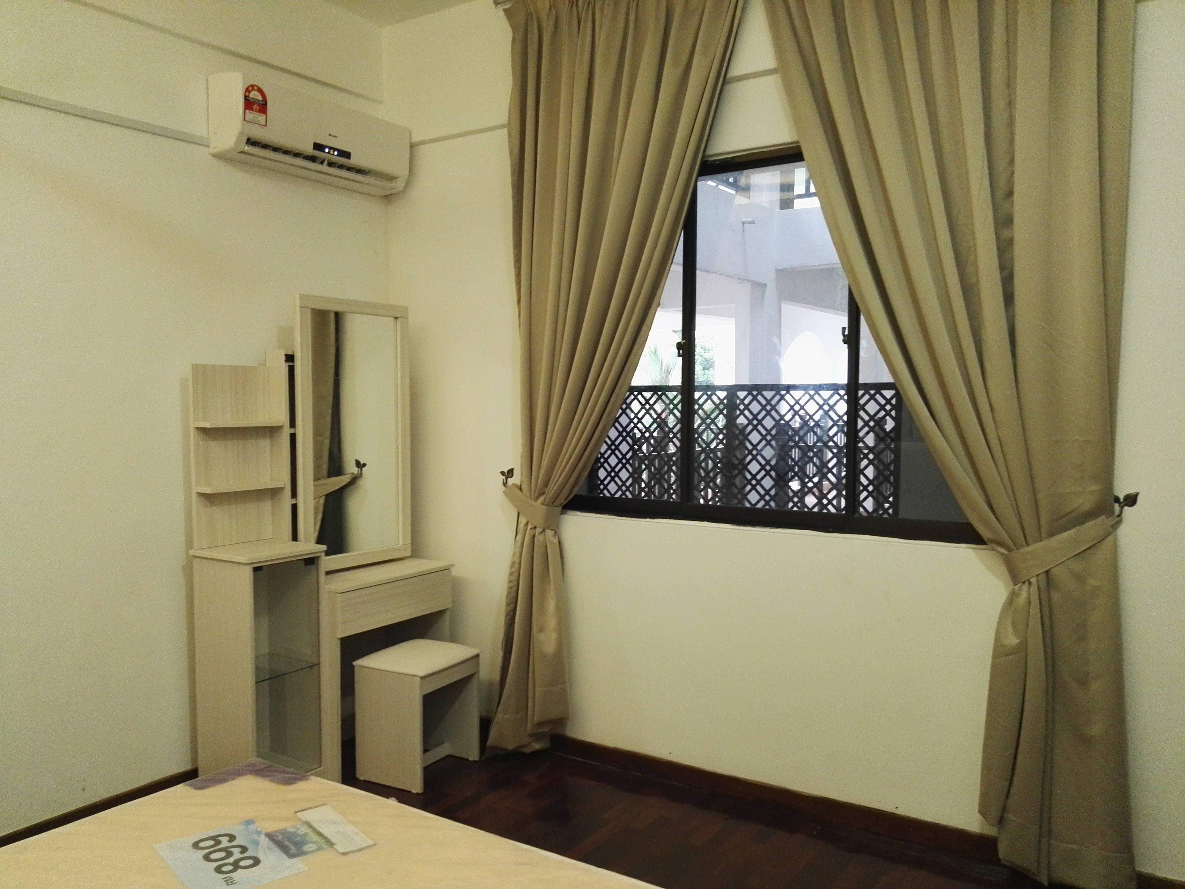 Room Plus CHSE113R3 Private Room with Queen Bed
