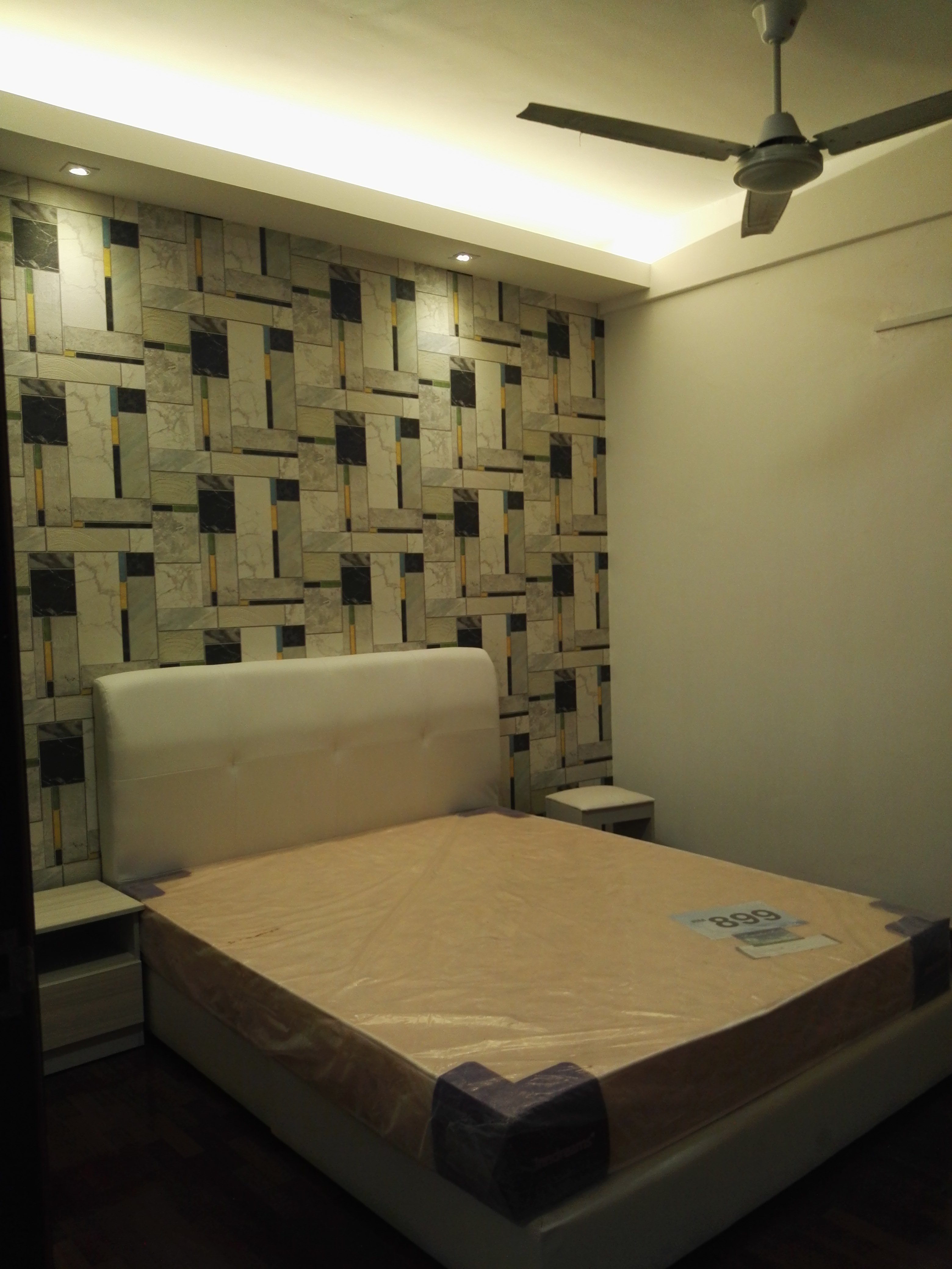 Room Plus CHSE113R3 Private Room with Queen Bed