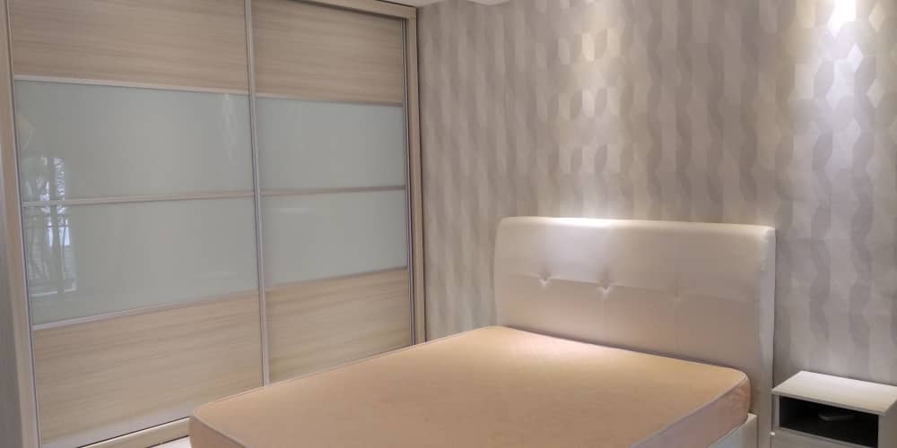 Room Plus CHSE113R3 Private Room with Queen Bed