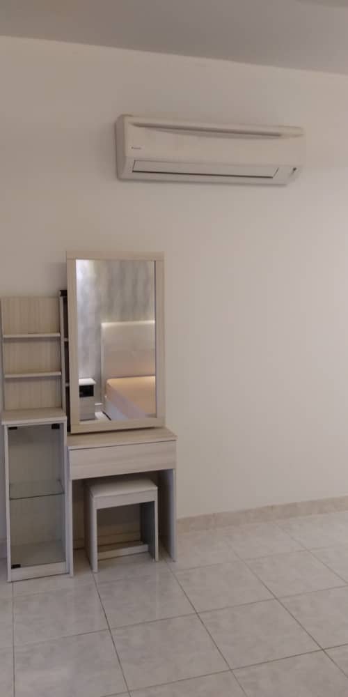 Room Plus CHSE113R3 Private Room with Queen Bed