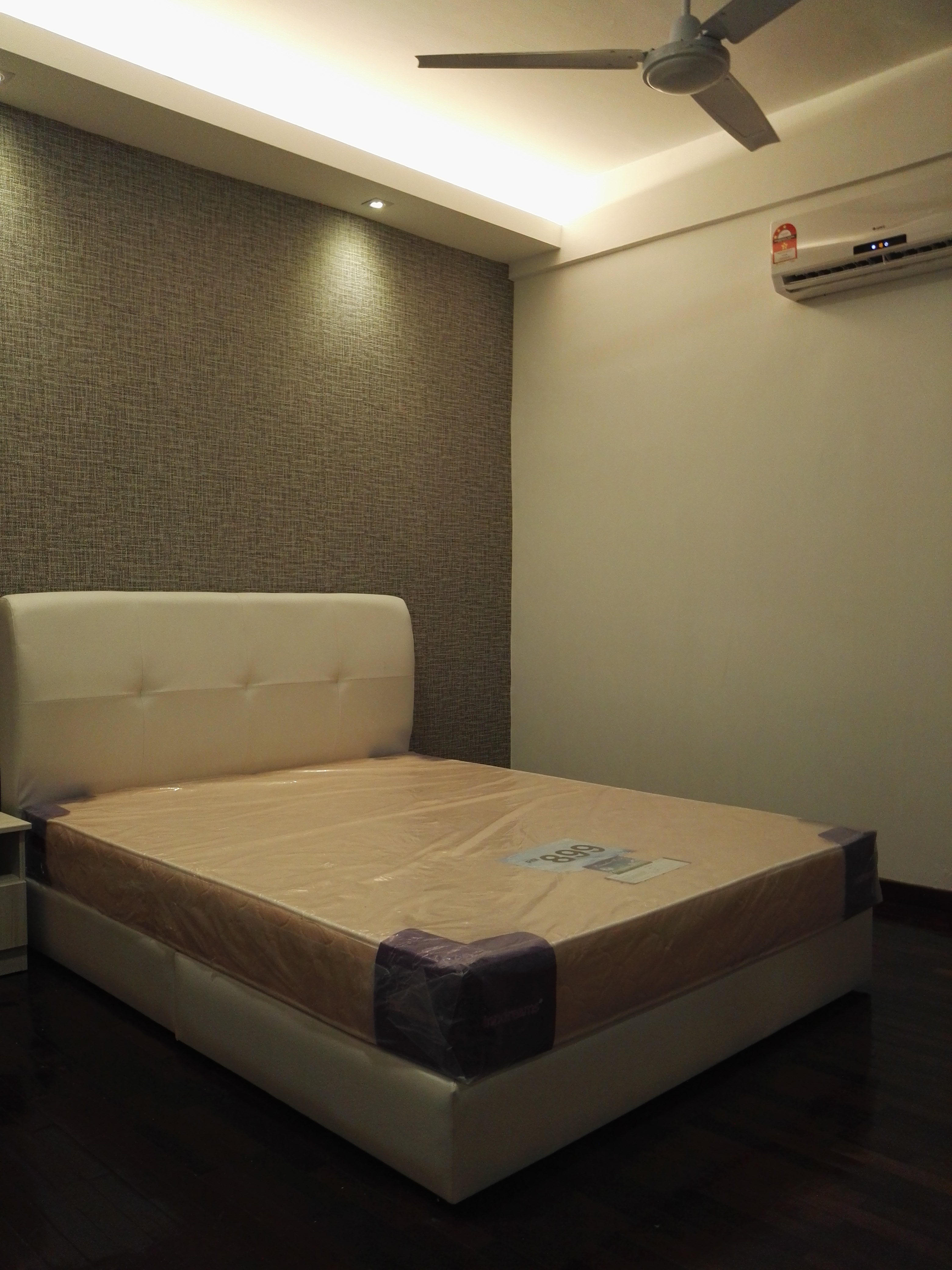 Room Plus CHSE117R3 Private Room with Queen Bed