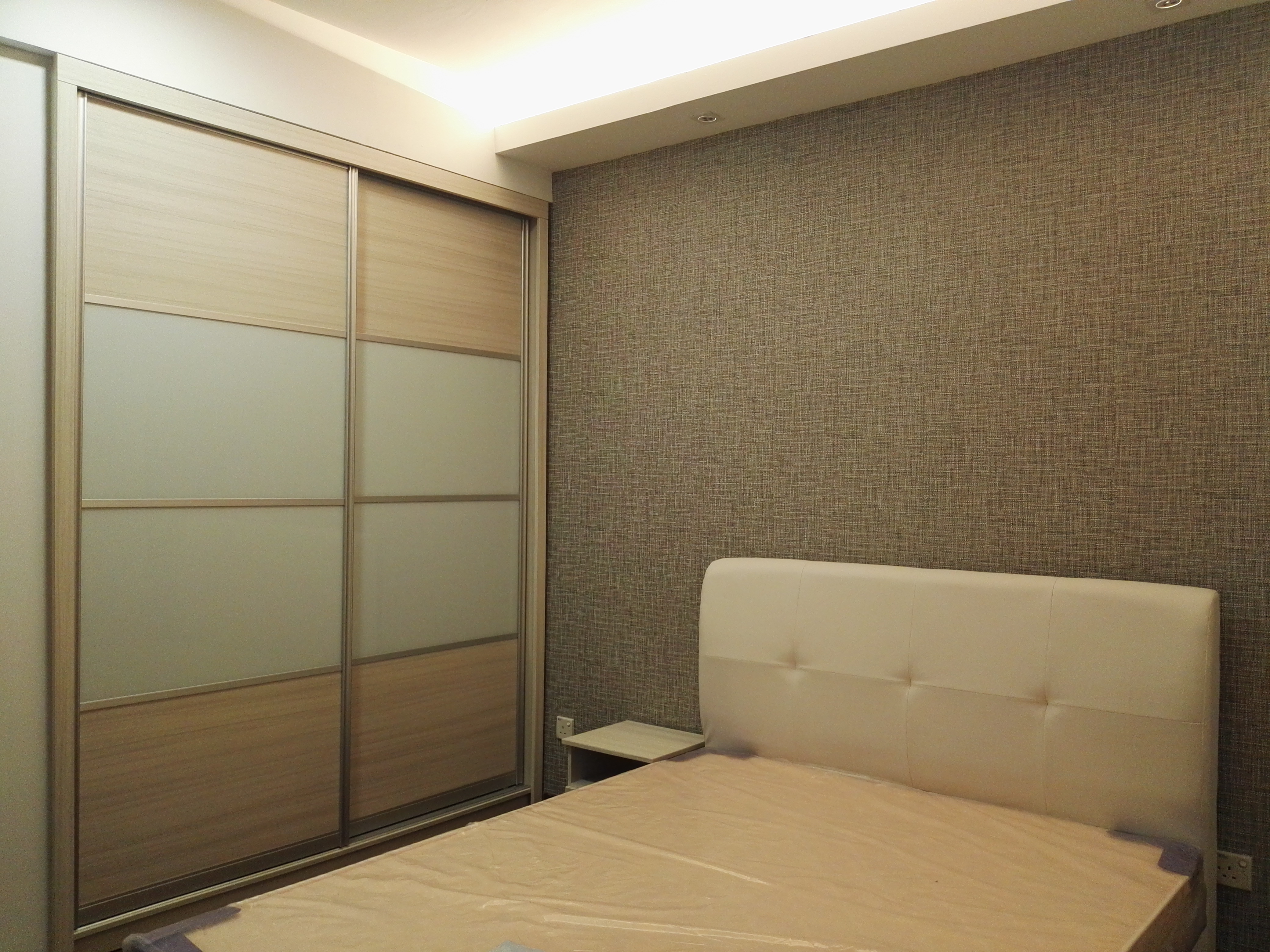 Room Plus CHSE117R3 Private Room with Queen Bed