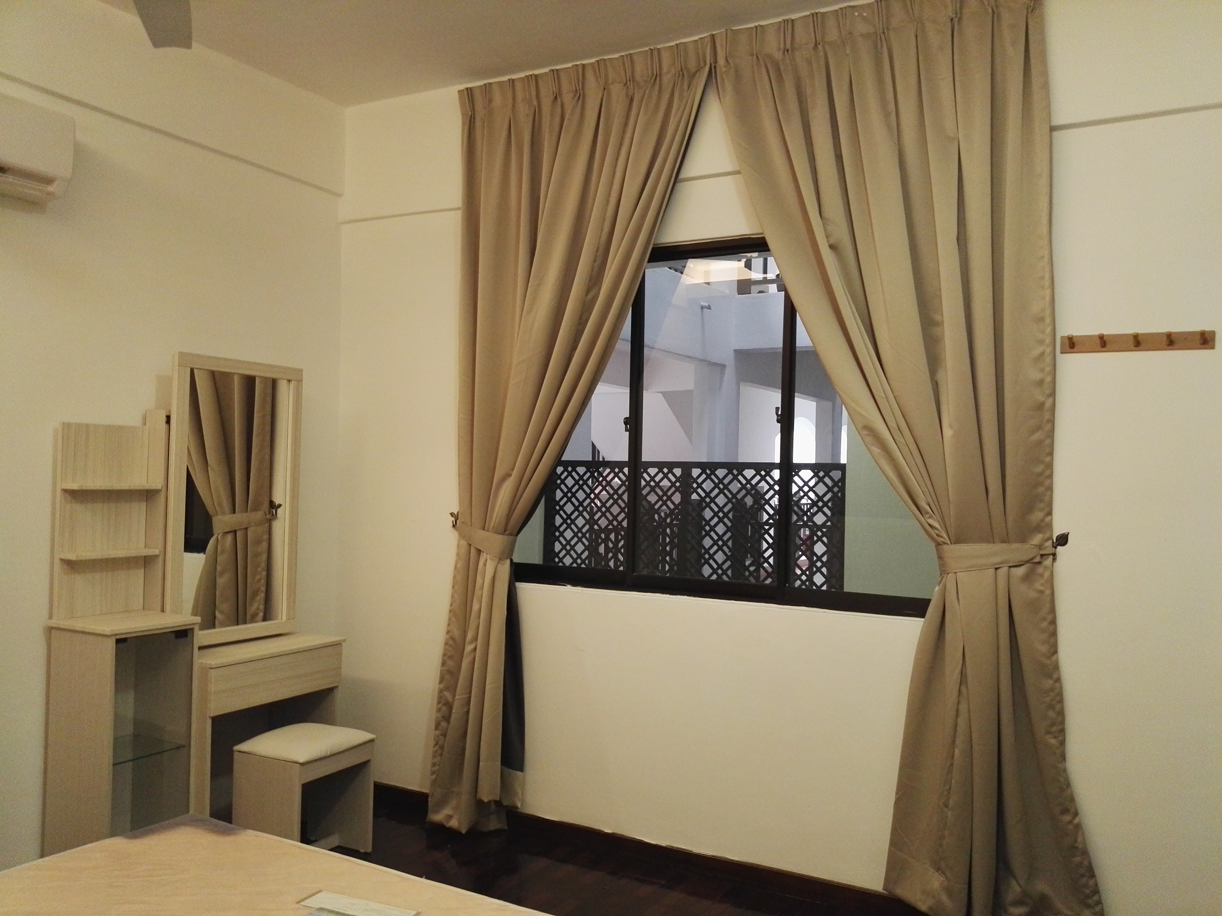 Room Plus CHSE117R3 Private Room with Queen Bed