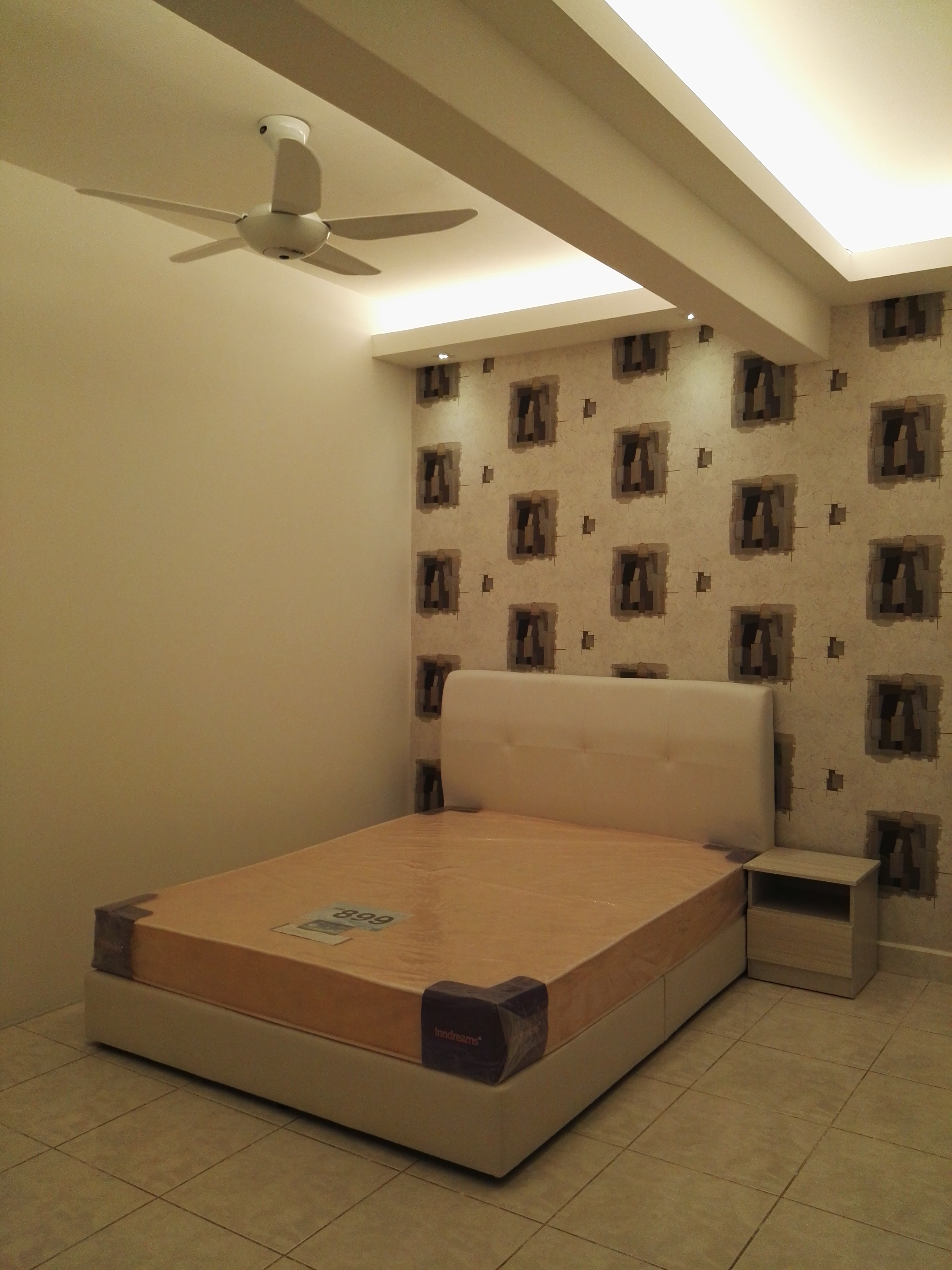 Room Plus CHSE117R5 Private Room with Queen Bed