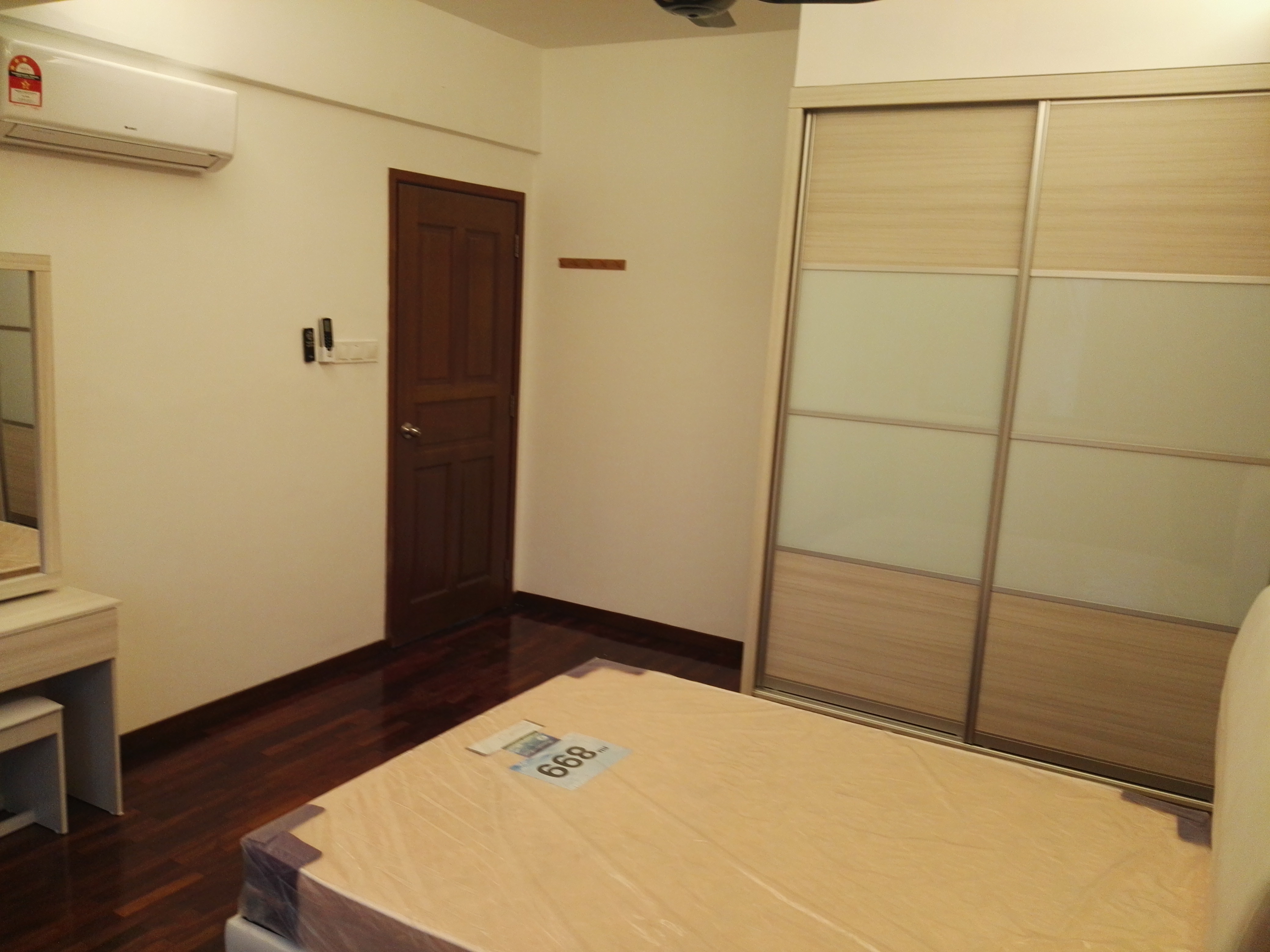 Room Plus CHSE122R2 Private Room with Queen Bed
