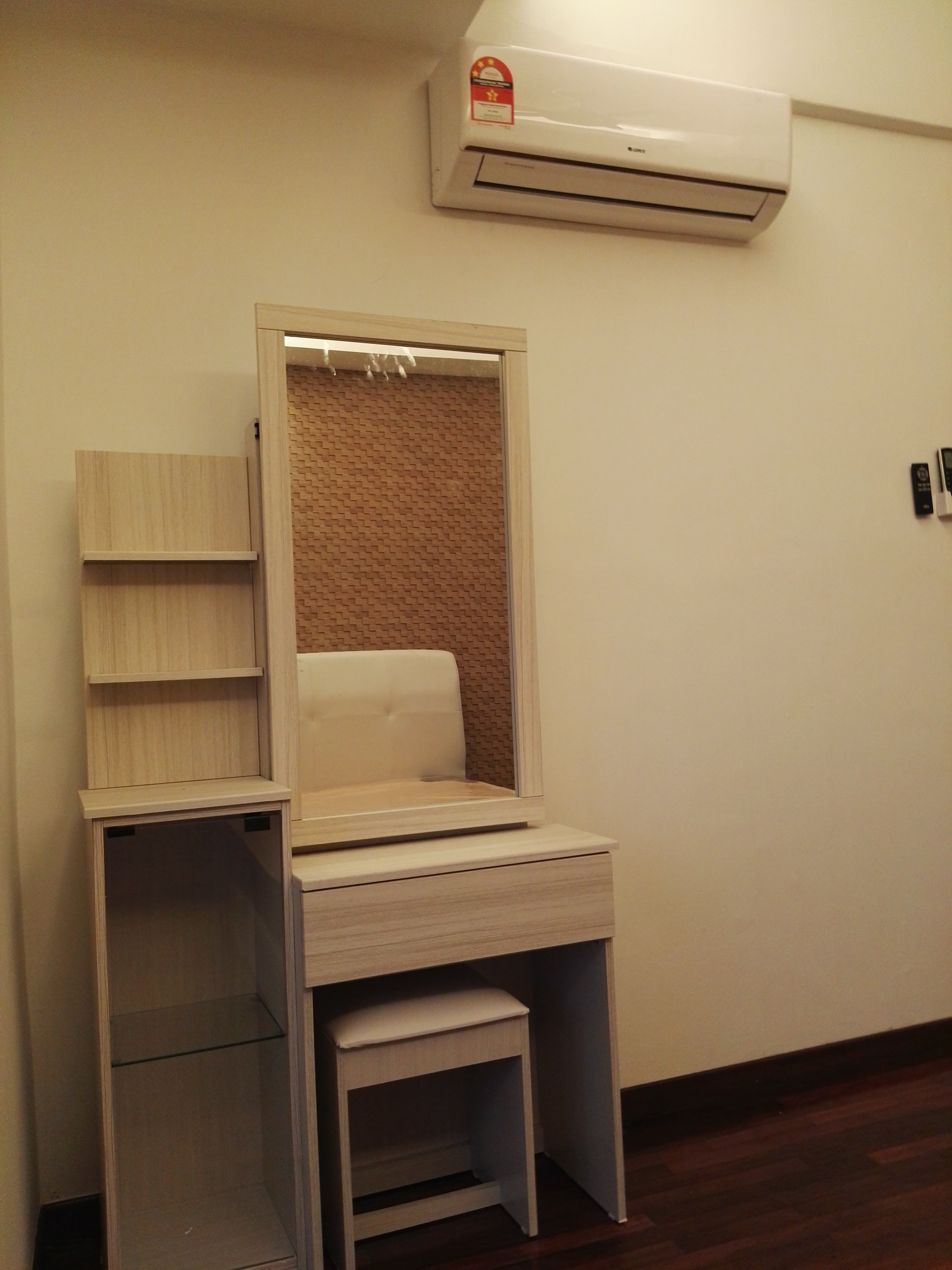 Room Plus CHSE122R2 Private Room with Queen Bed