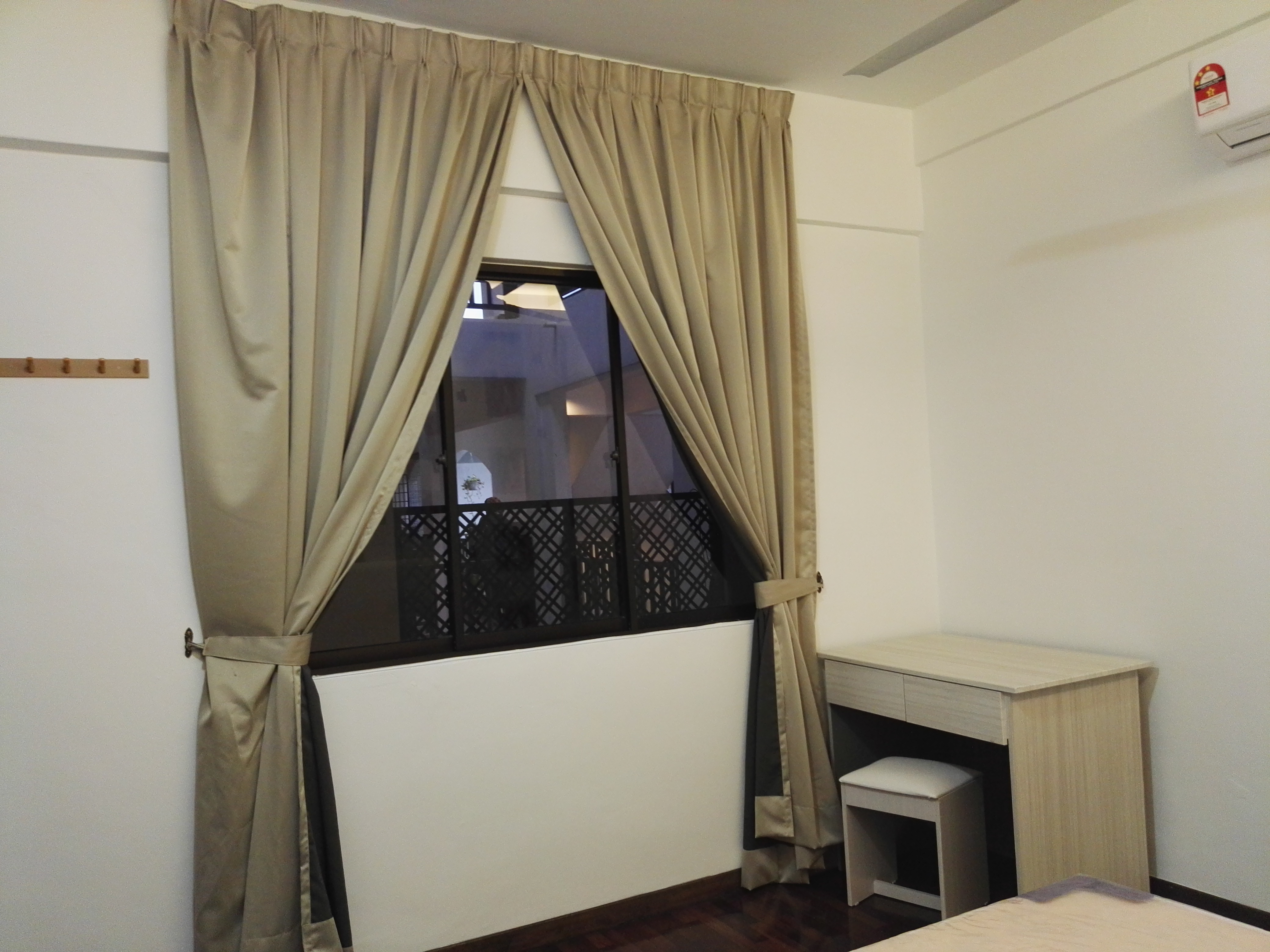 Room Plus CHSE122R3 Private Room with Queen Bed