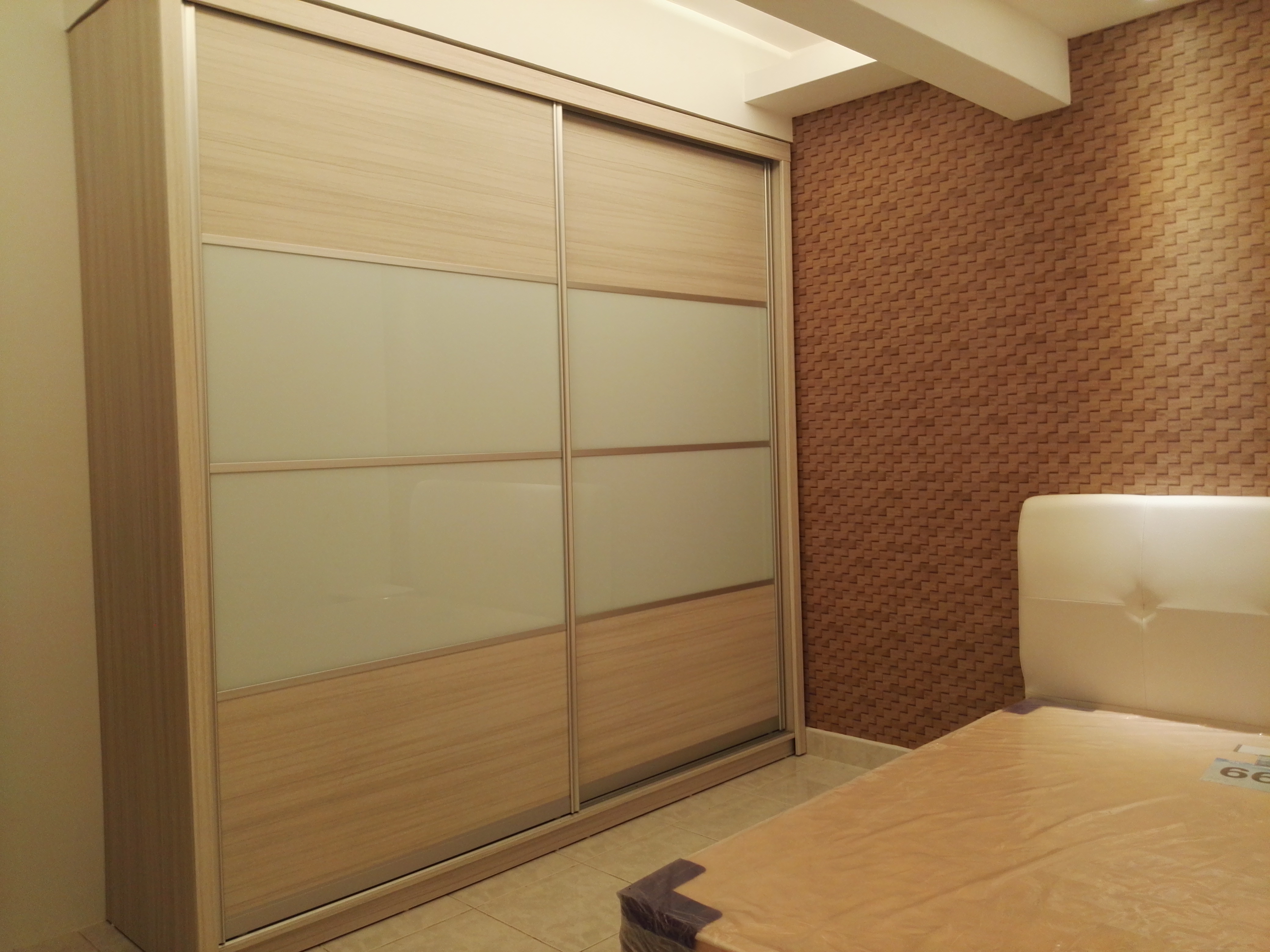 Room Plus CHSE122R5 Private Room with Queen Bed