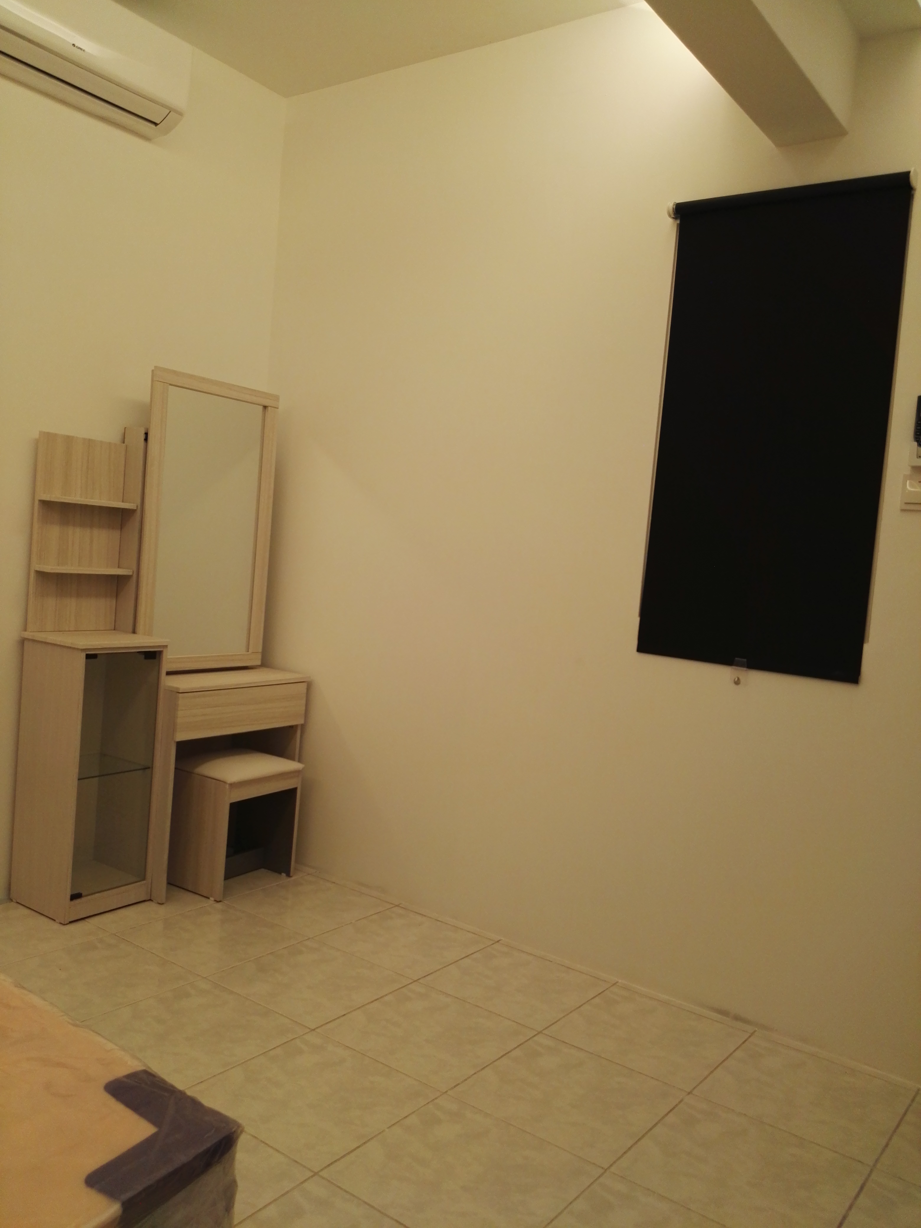 Room Plus CHSE122R5 Private Room with Queen Bed