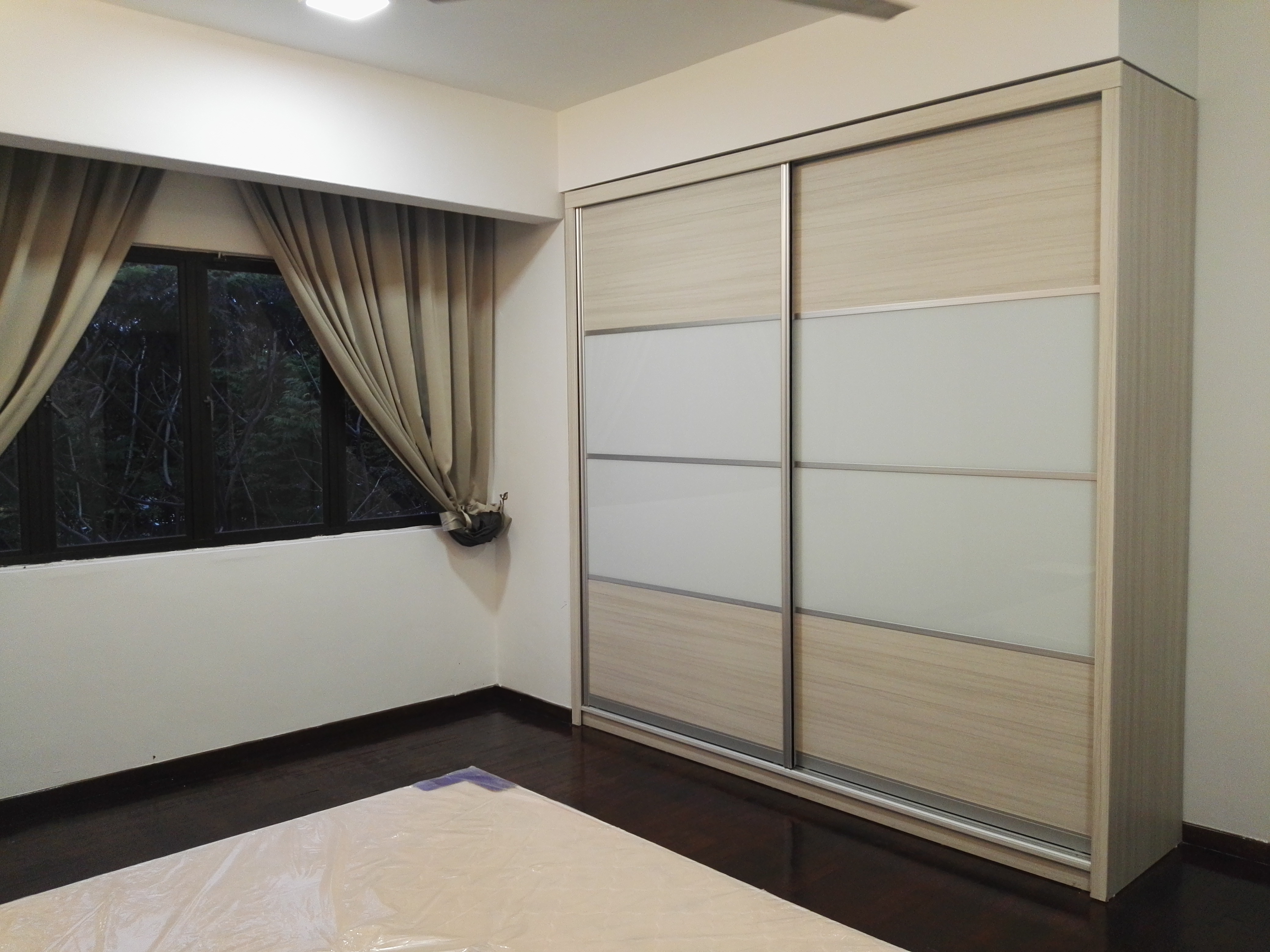 Room Plus CHSE126R1 Private Room with King Bed