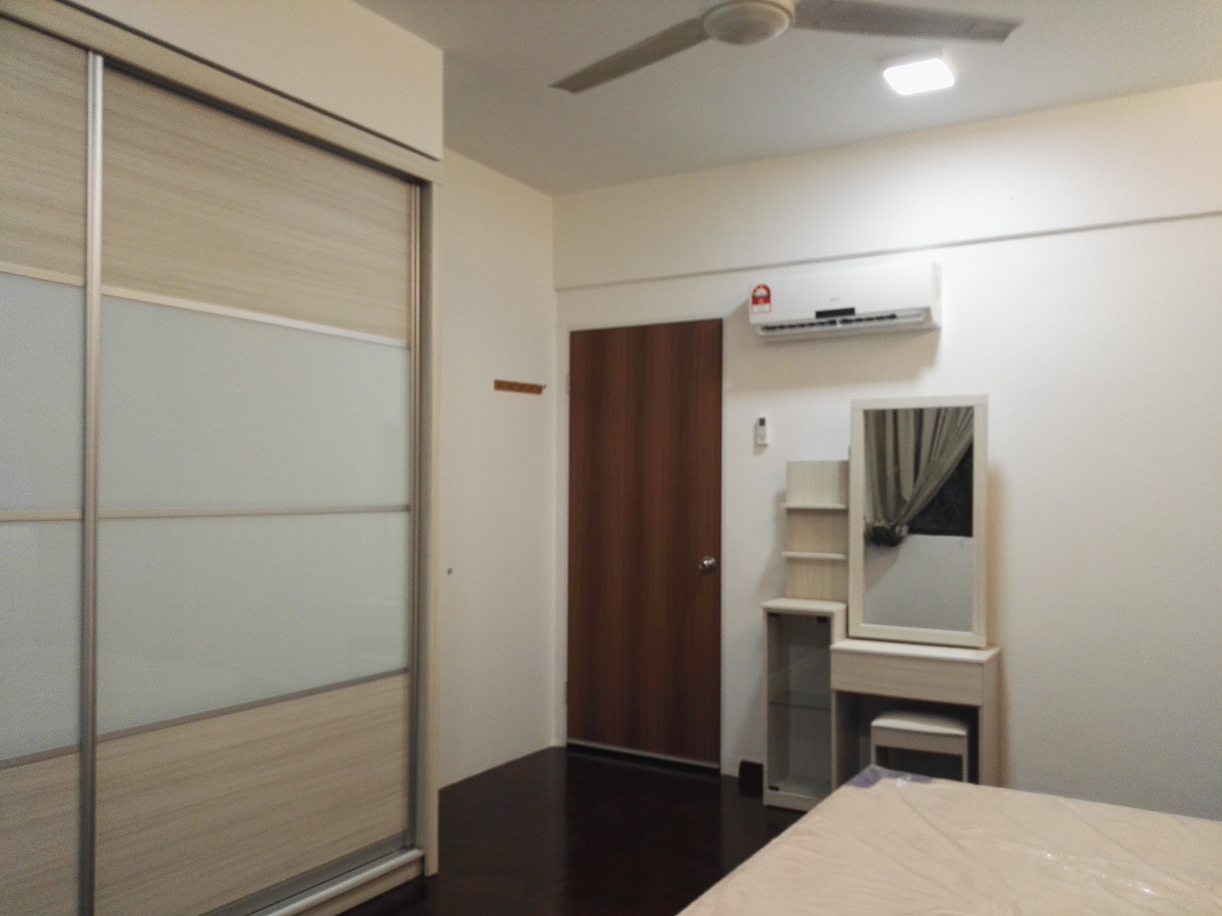 Room Plus CHSE126R1 Private Room with King Bed