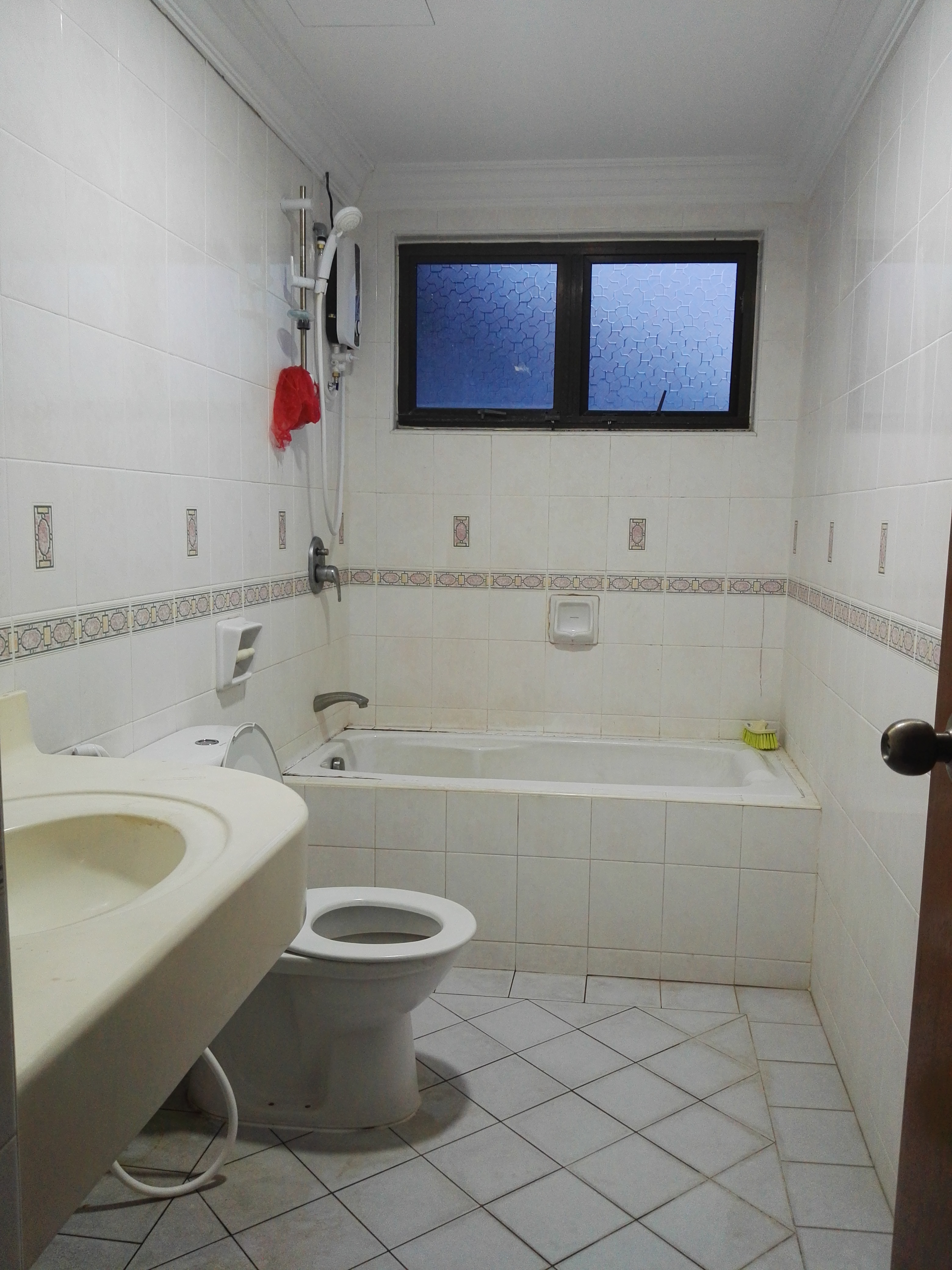 Room Plus CHSE126R2 Private Room with Queen Bed