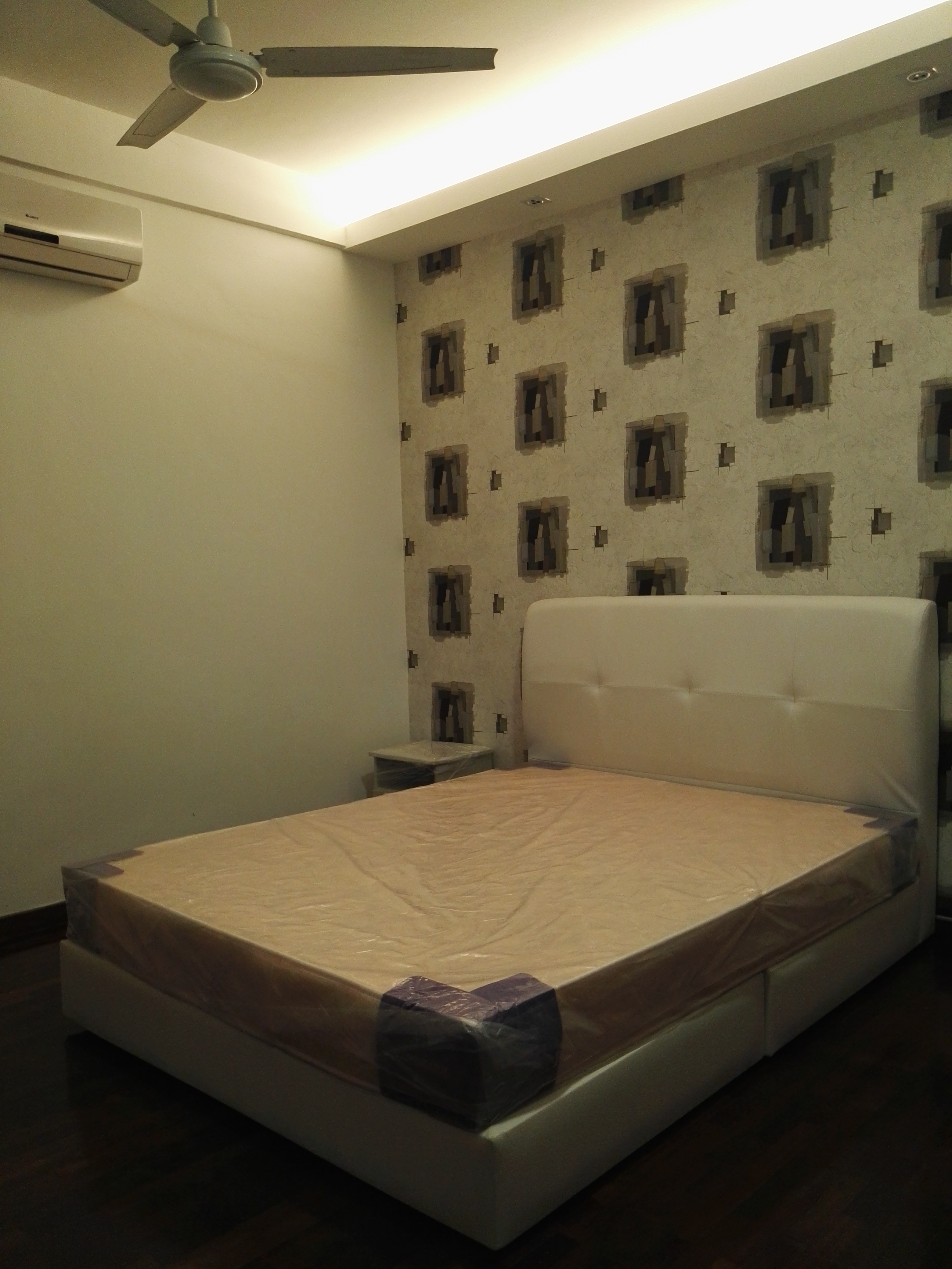 Room Plus CHSE126R3 Private Room with Queen Bed