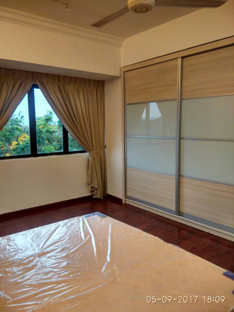 Room Plus CHSE133R1 Private Room with King Bed