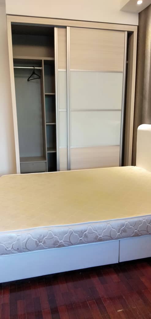 Room Plus CHSE133R2 Private Room with Queen Bed