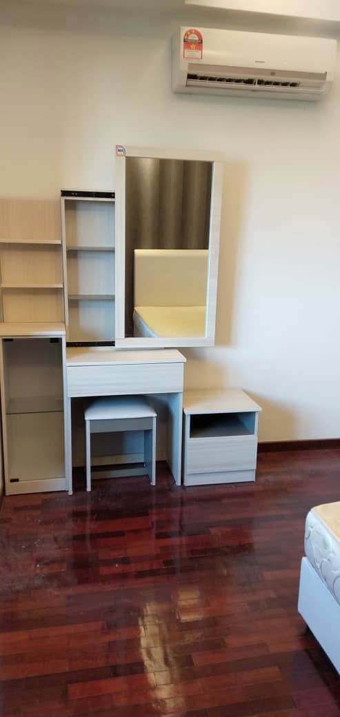 Room Plus CHSE133R2 Private Room with Queen Bed